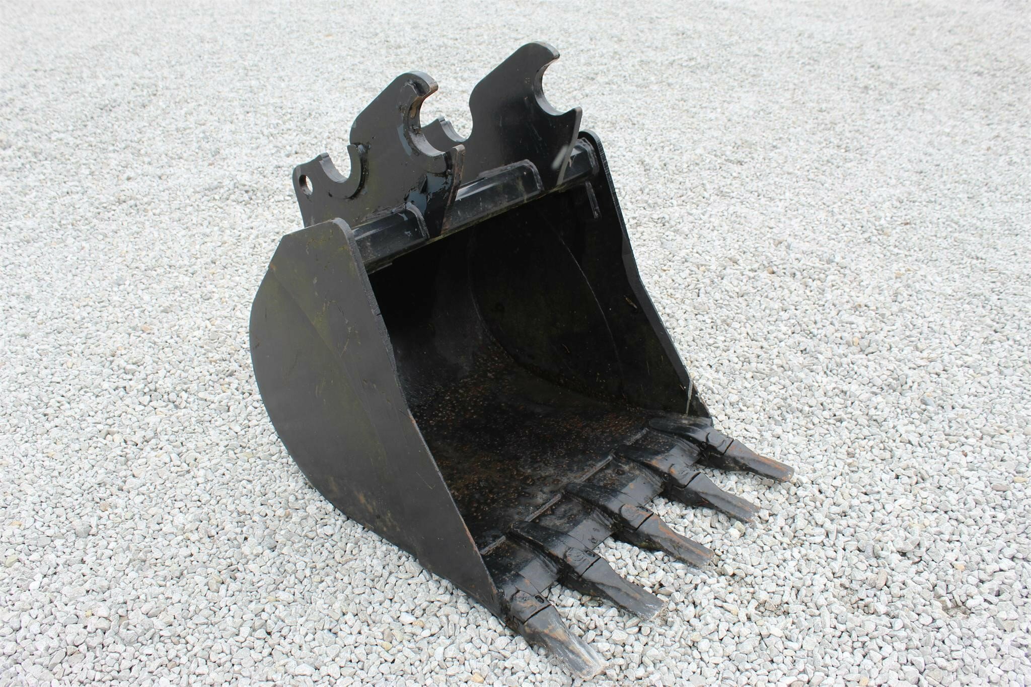  Kubota 2 1/2FT. BUCKET MODEL# K7433A Backhoe and Excavator Attachment