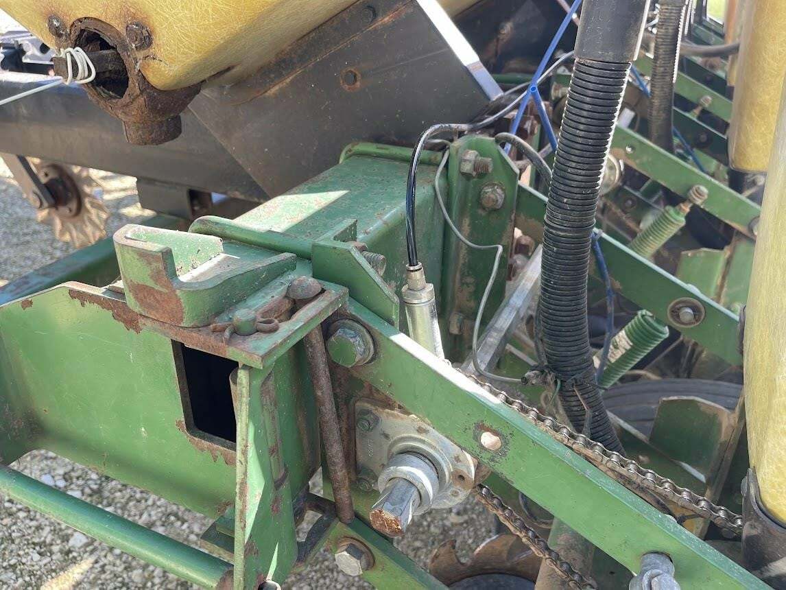 John Deere 7000 Planter 7,950 Machinery Pete