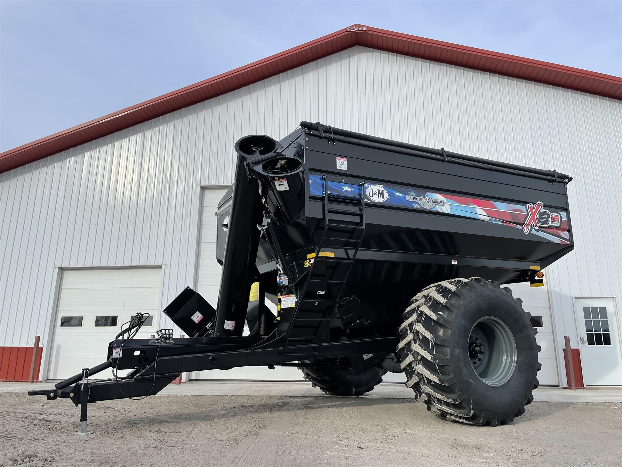 2023 J&M 812-18 Grain Cart