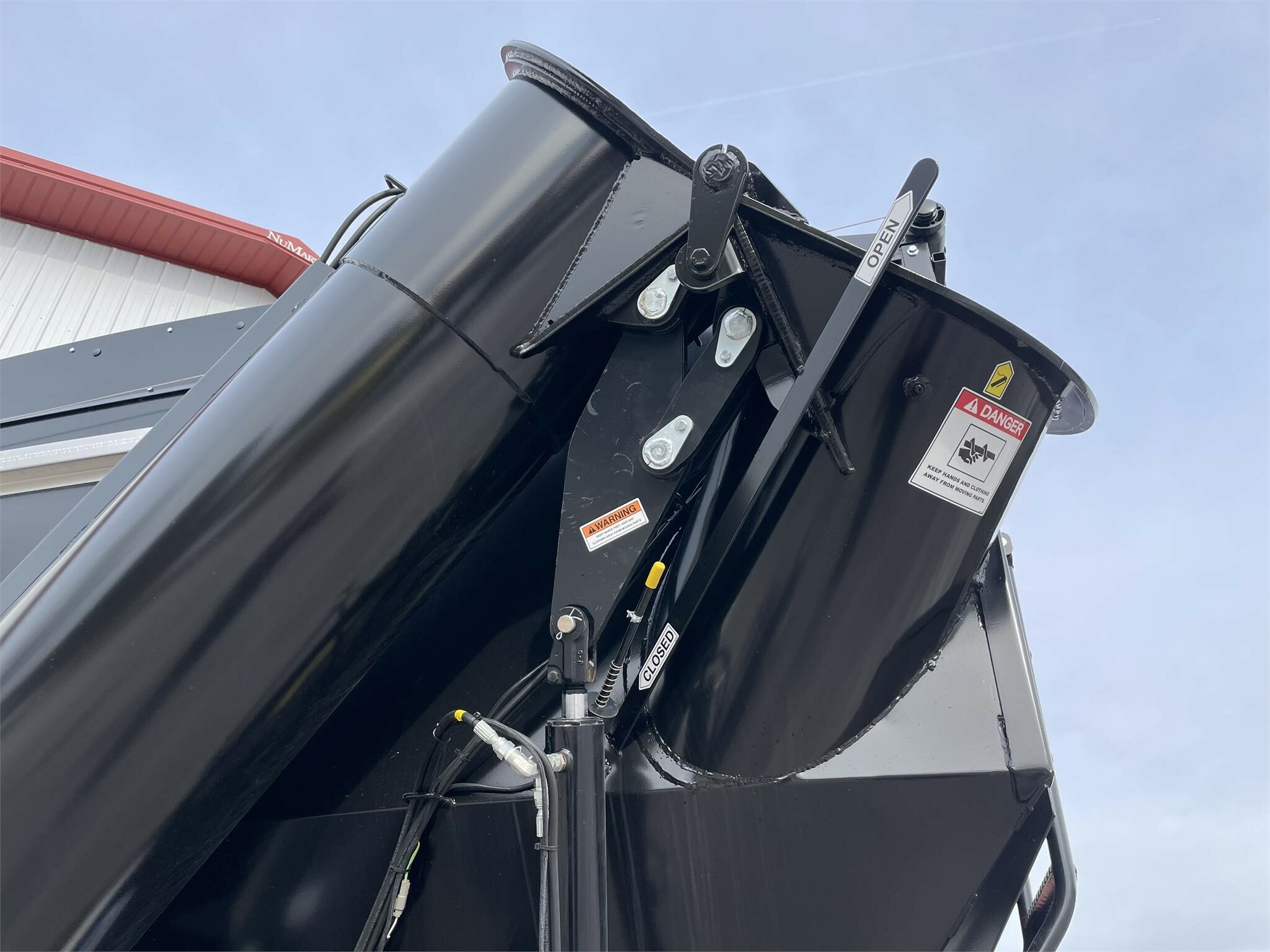 2023 J&M 812-18 Grain Cart