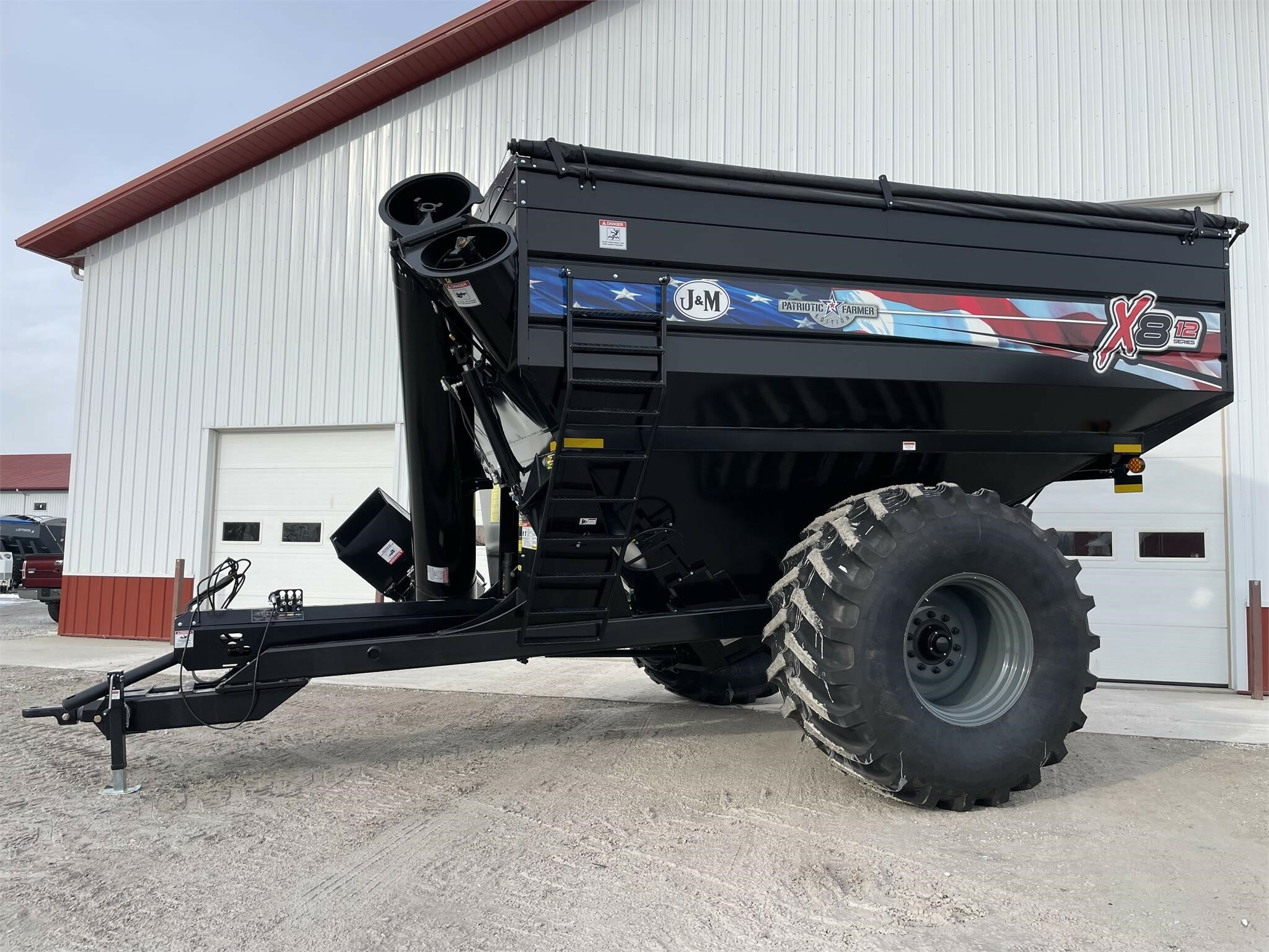 2023 J&M 812-18 Grain Cart