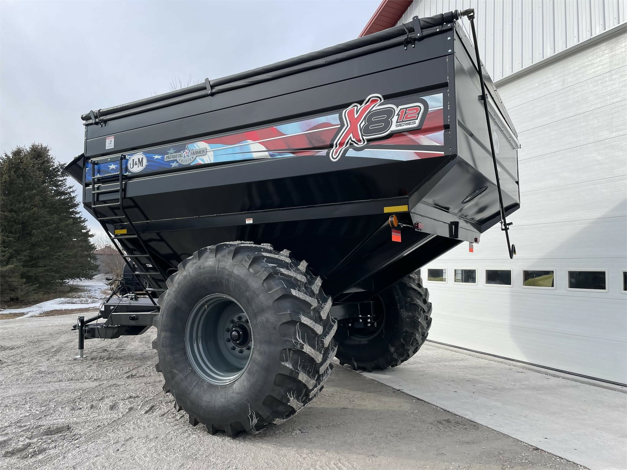 2023 J&M 812-18 Grain Cart
