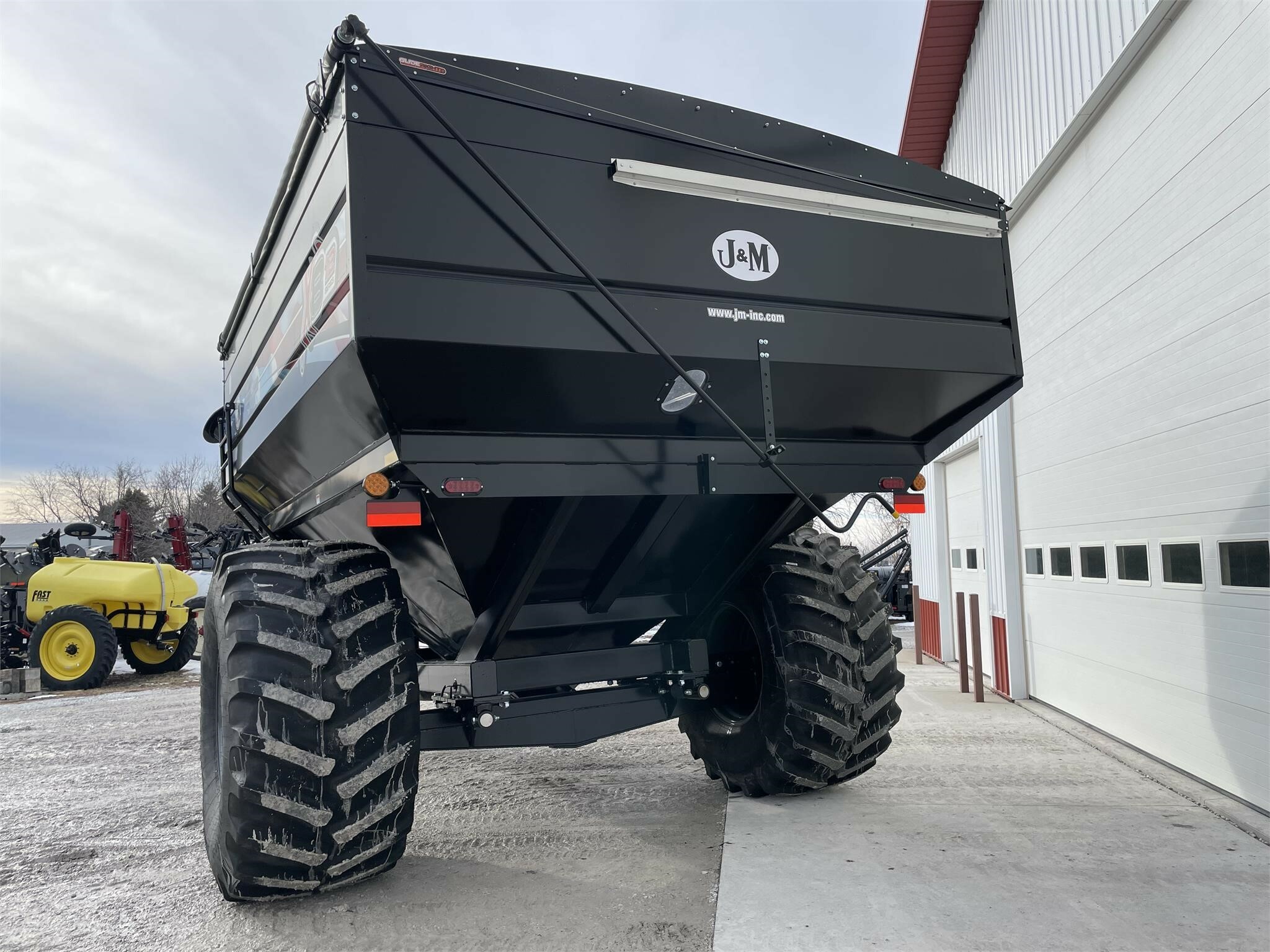 2023 J&M 812-18 Grain Cart