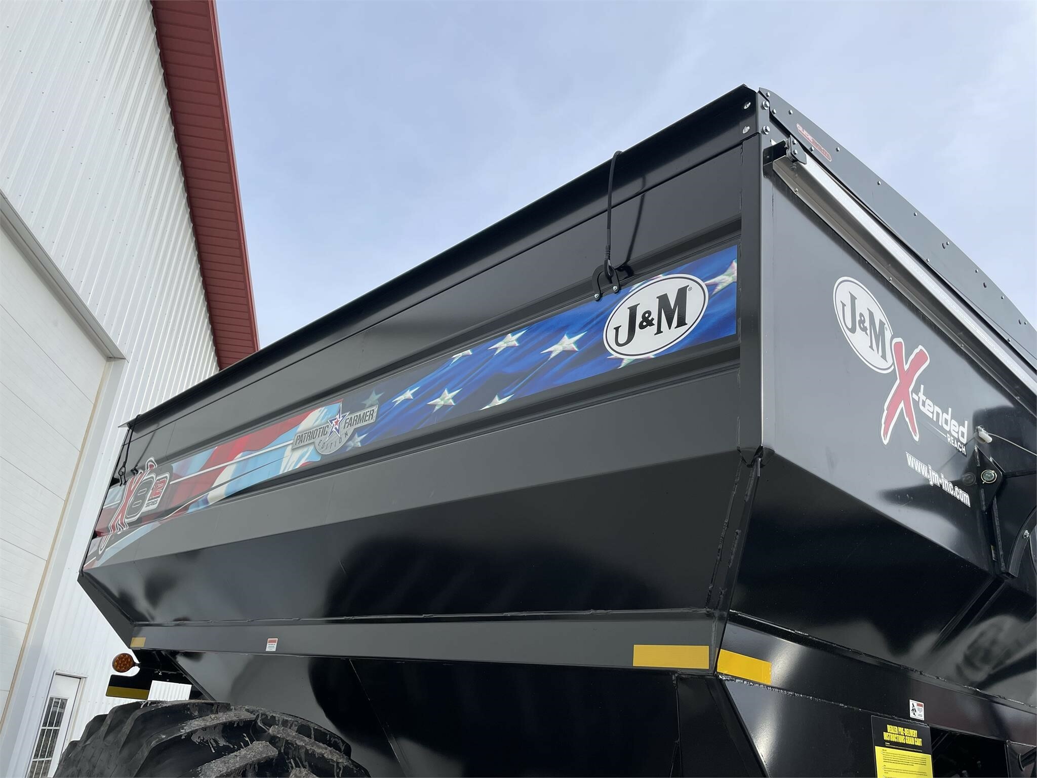 2023 J&M 812-18 Grain Cart