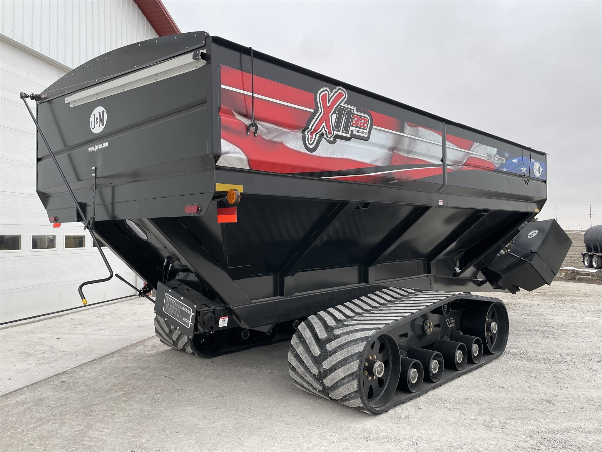 2023 J&M 1132-22T Grain Cart