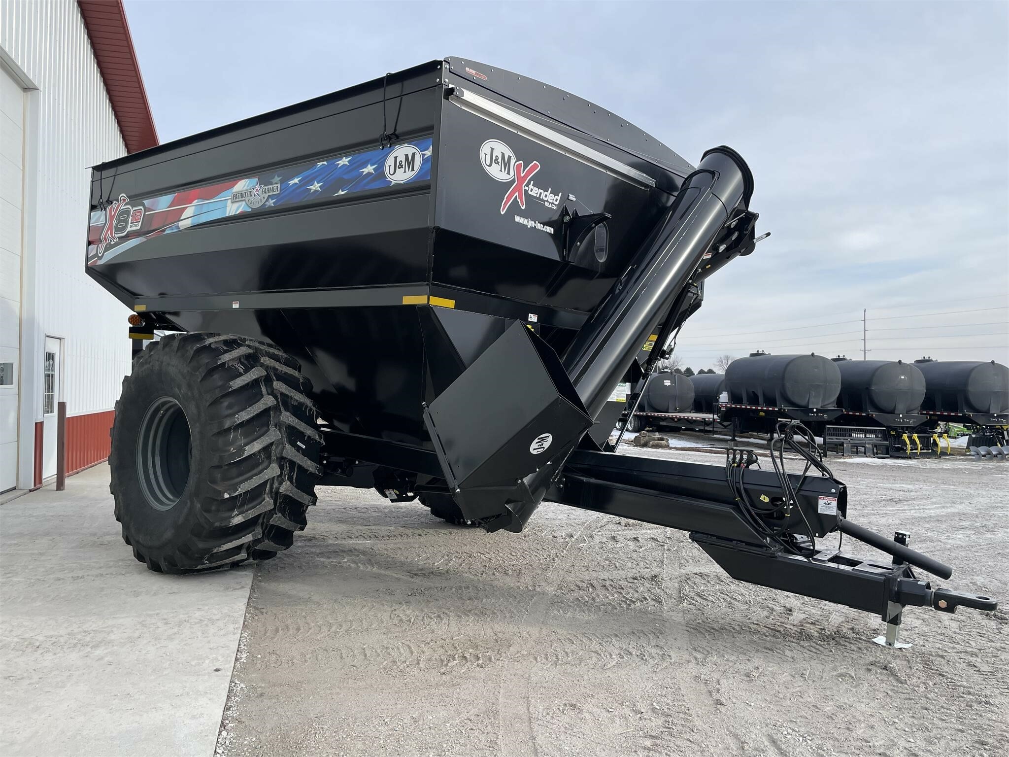 2023 J&M 812-18 Grain Cart
