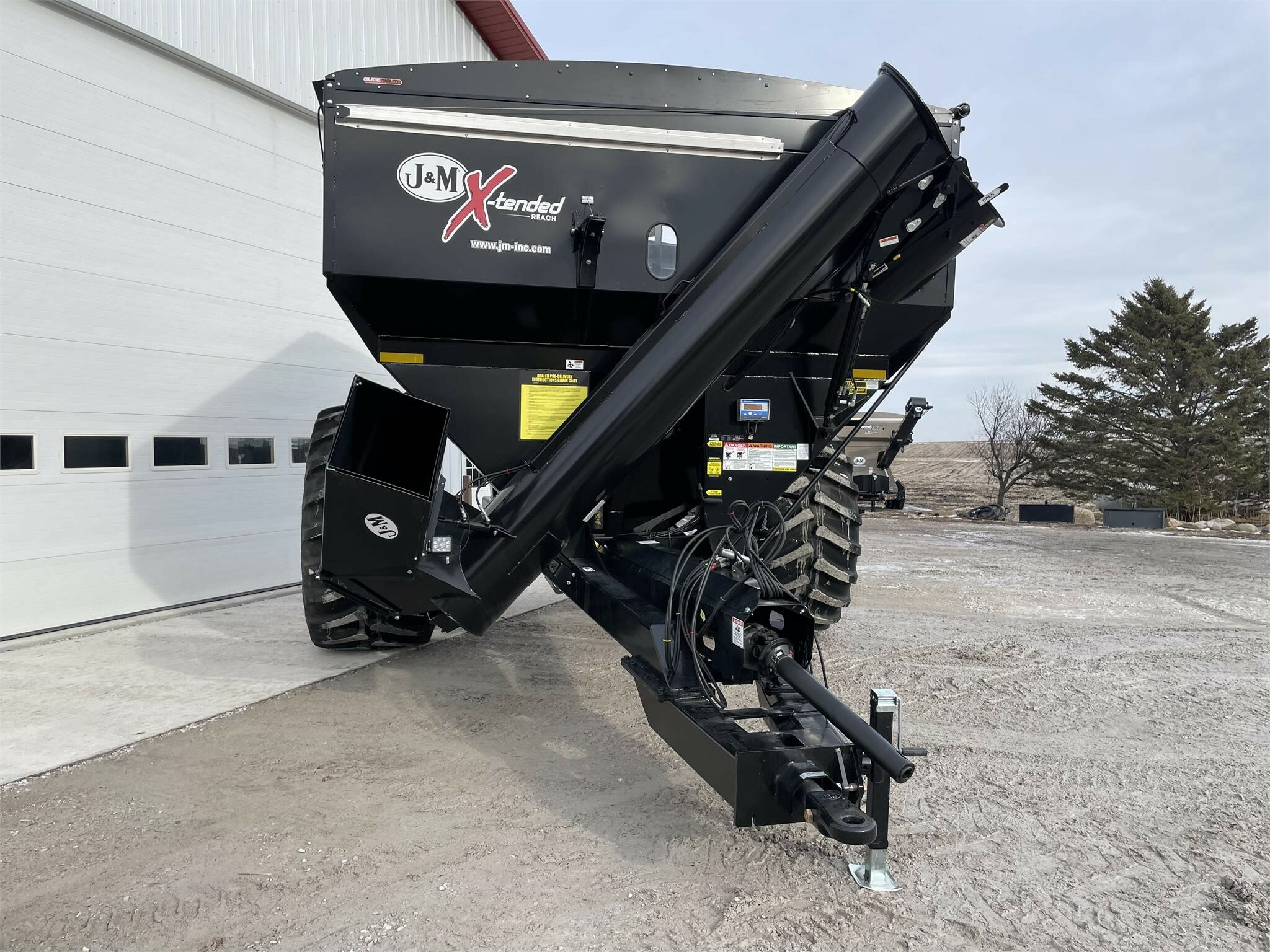 2023 J&M 812-18 Grain Cart