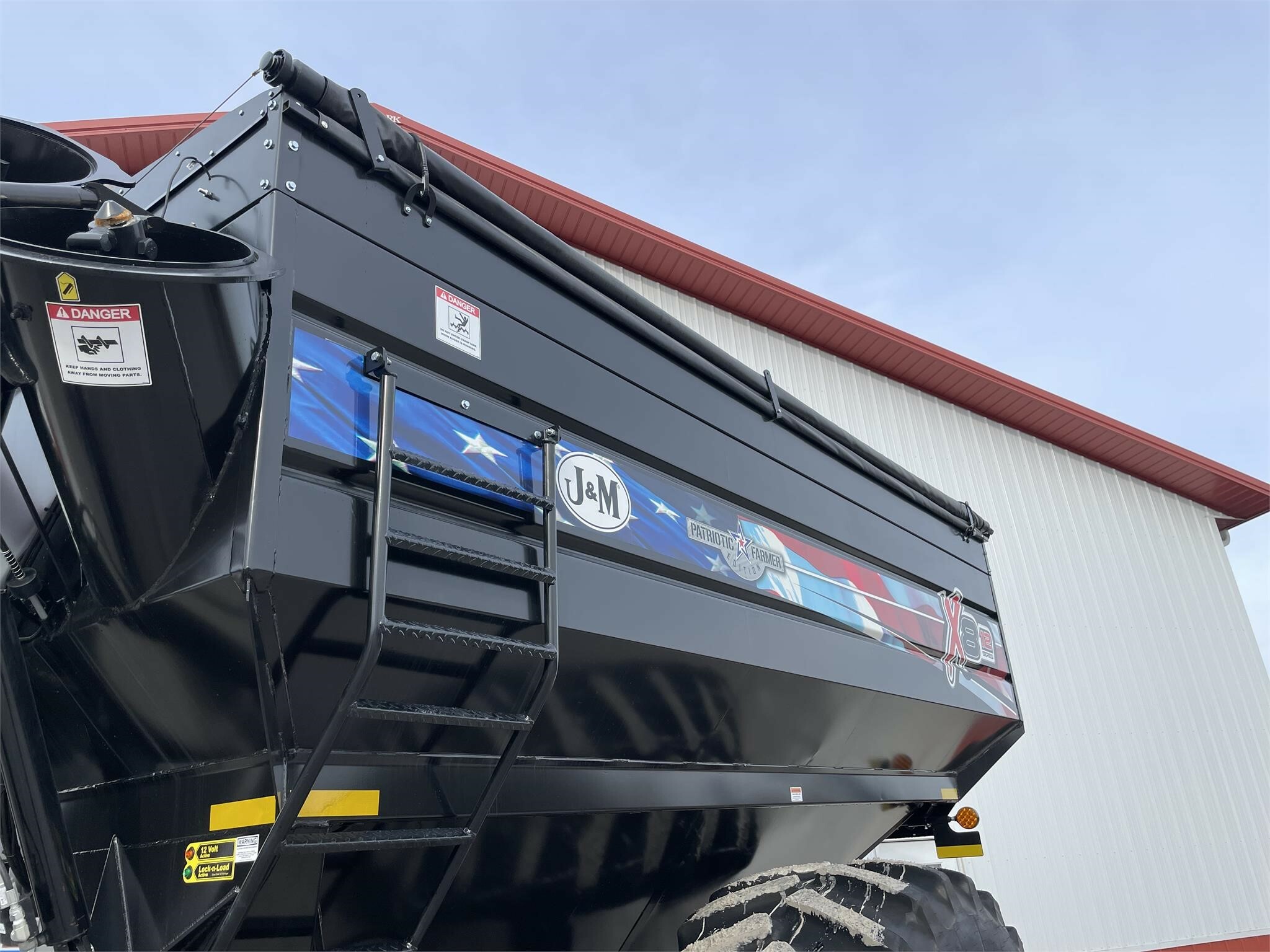 2023 J&M 812-18 Grain Cart