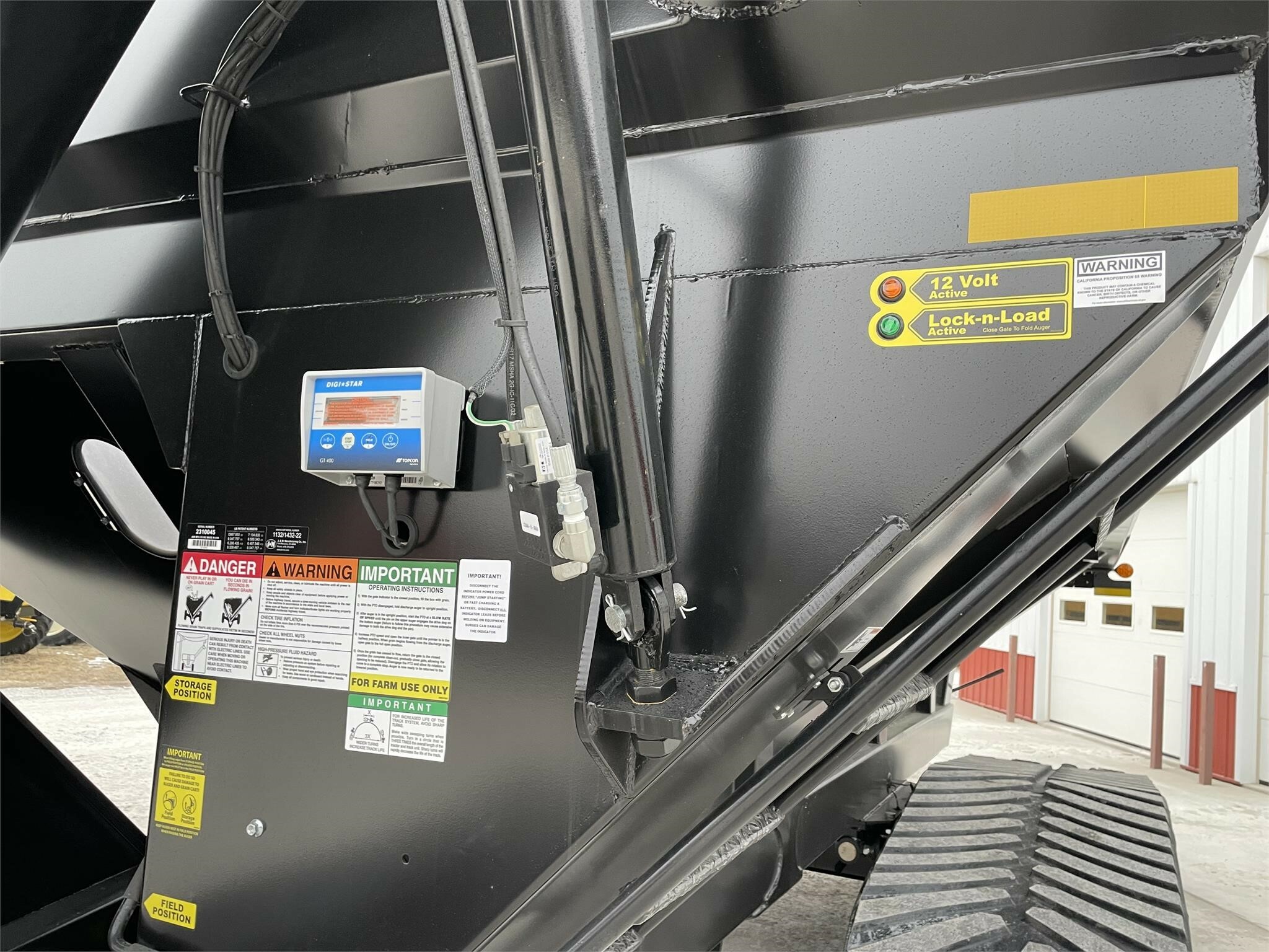 2023 J&M 1132-22T Grain Cart