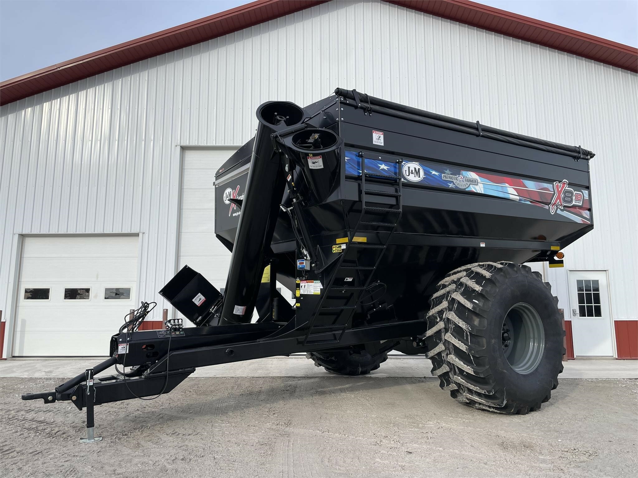2023 J&M 812-18 Grain Cart