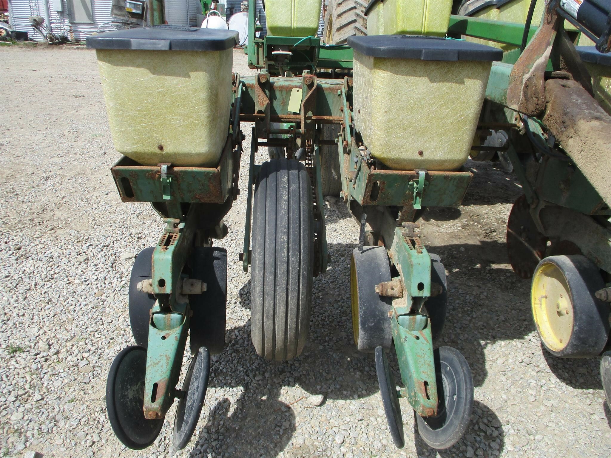 John Deere 7000 Planter 7,600 Machinery Pete
