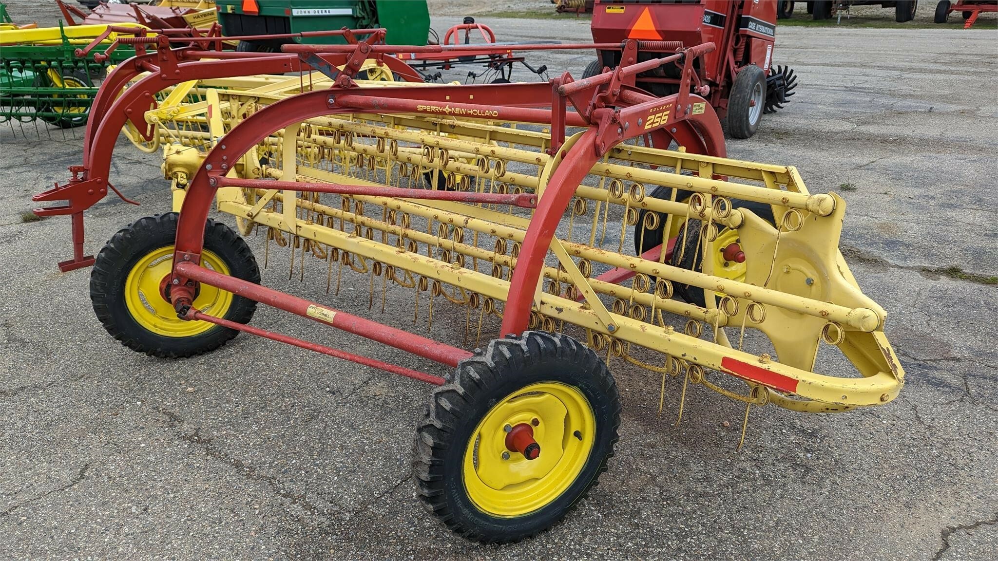  New Holland Rolabar 256 Rake