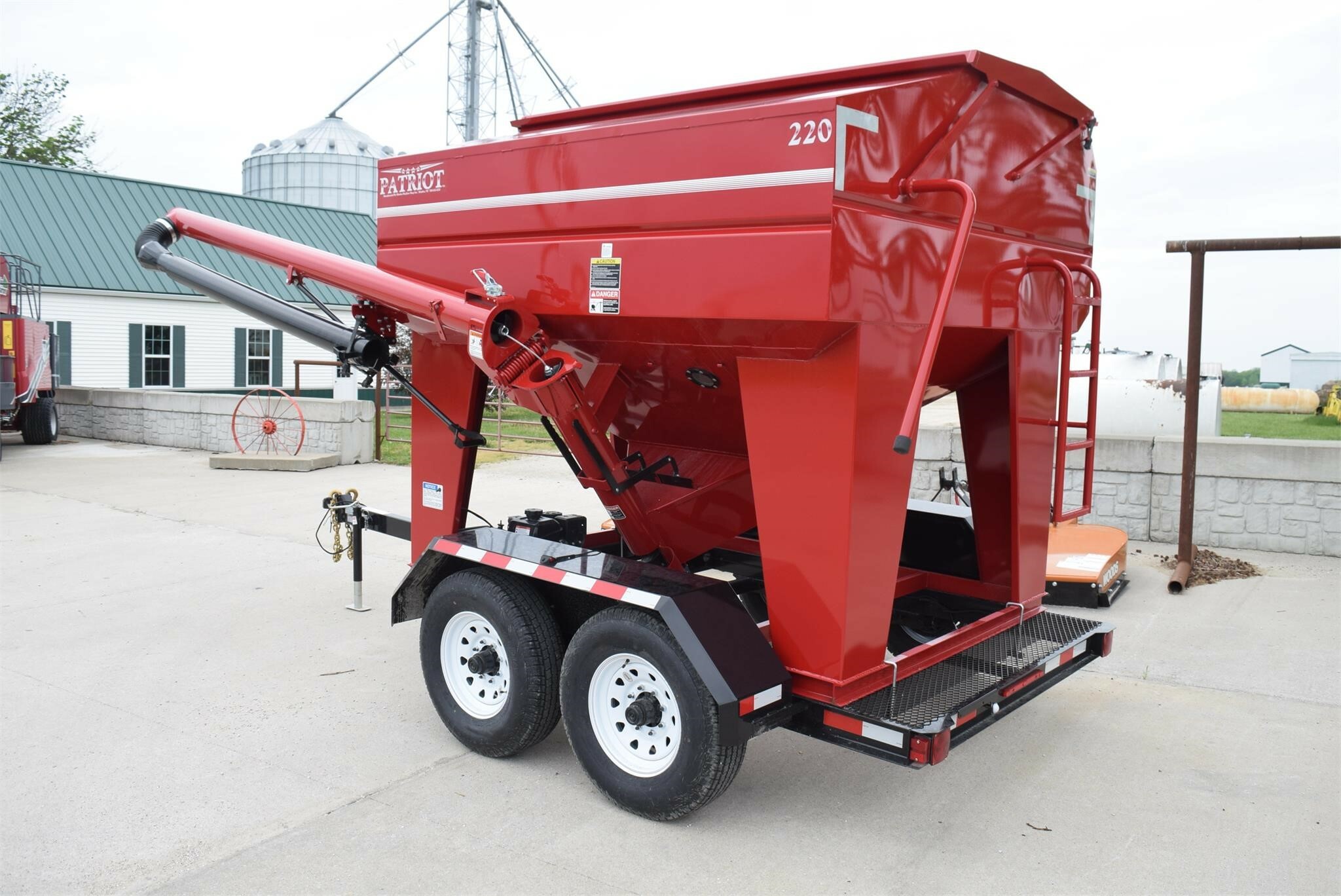 2024 Patriot 220 Seed Tender 18,560 Machinery Pete