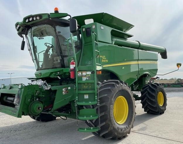 2015 John Deere S670 Combine