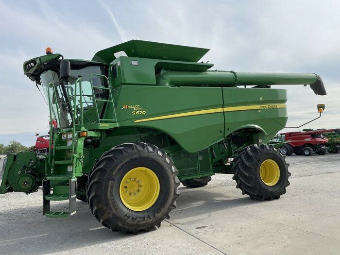 2015 John Deere S670 Combine