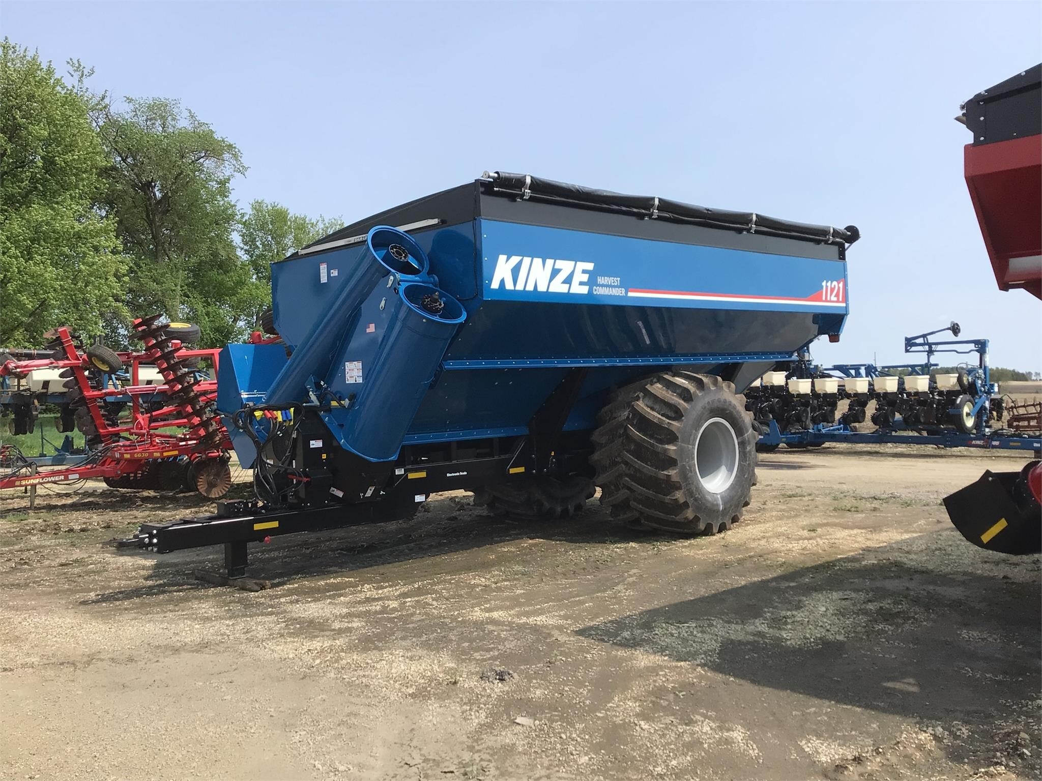 2023 Kinze 1121 Grain Cart