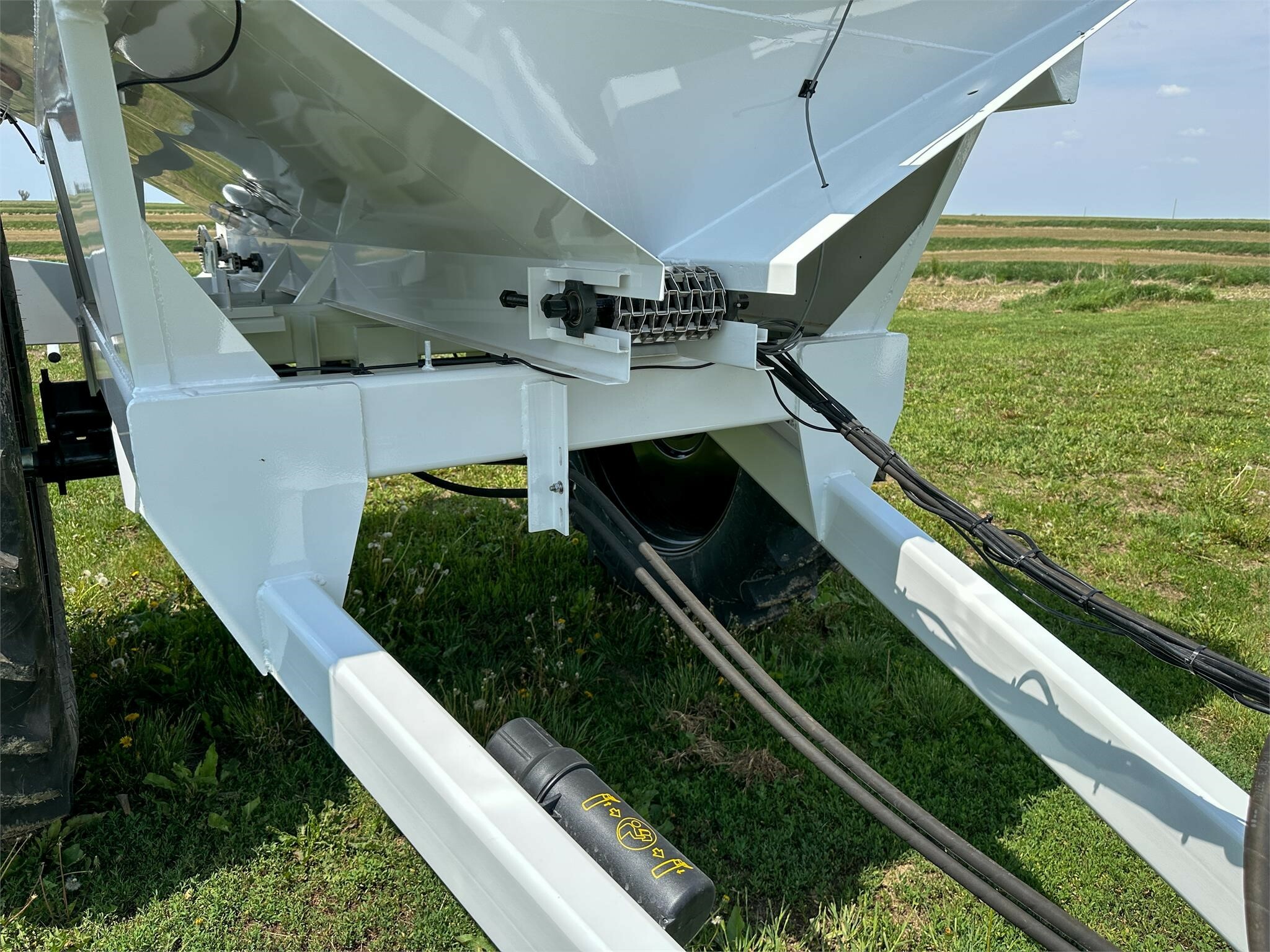 2026 Dalton Ag Products MOBILITY 800WS Pull-Type Fertilizer Spreader