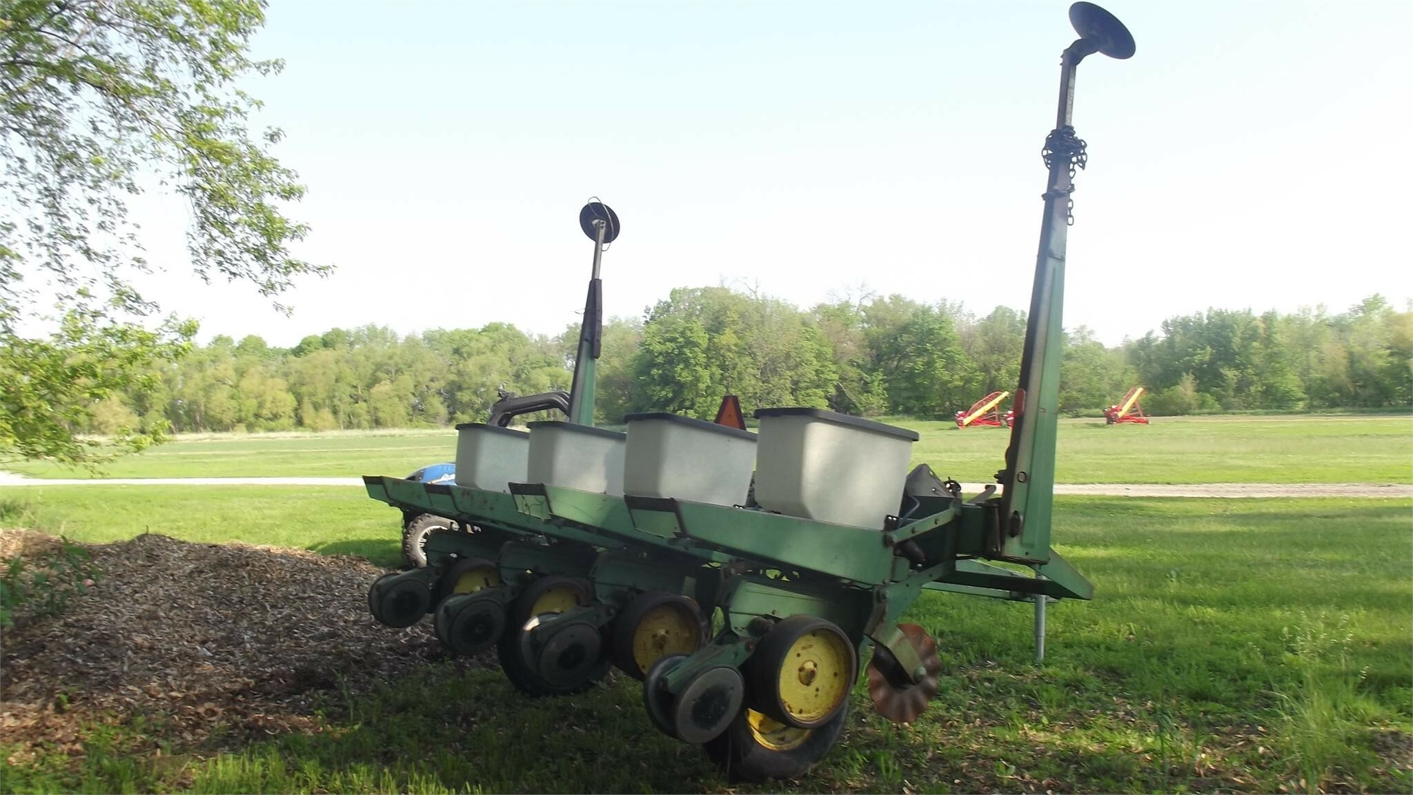 John Deere 7000 Planter 2,500 Machinery Pete