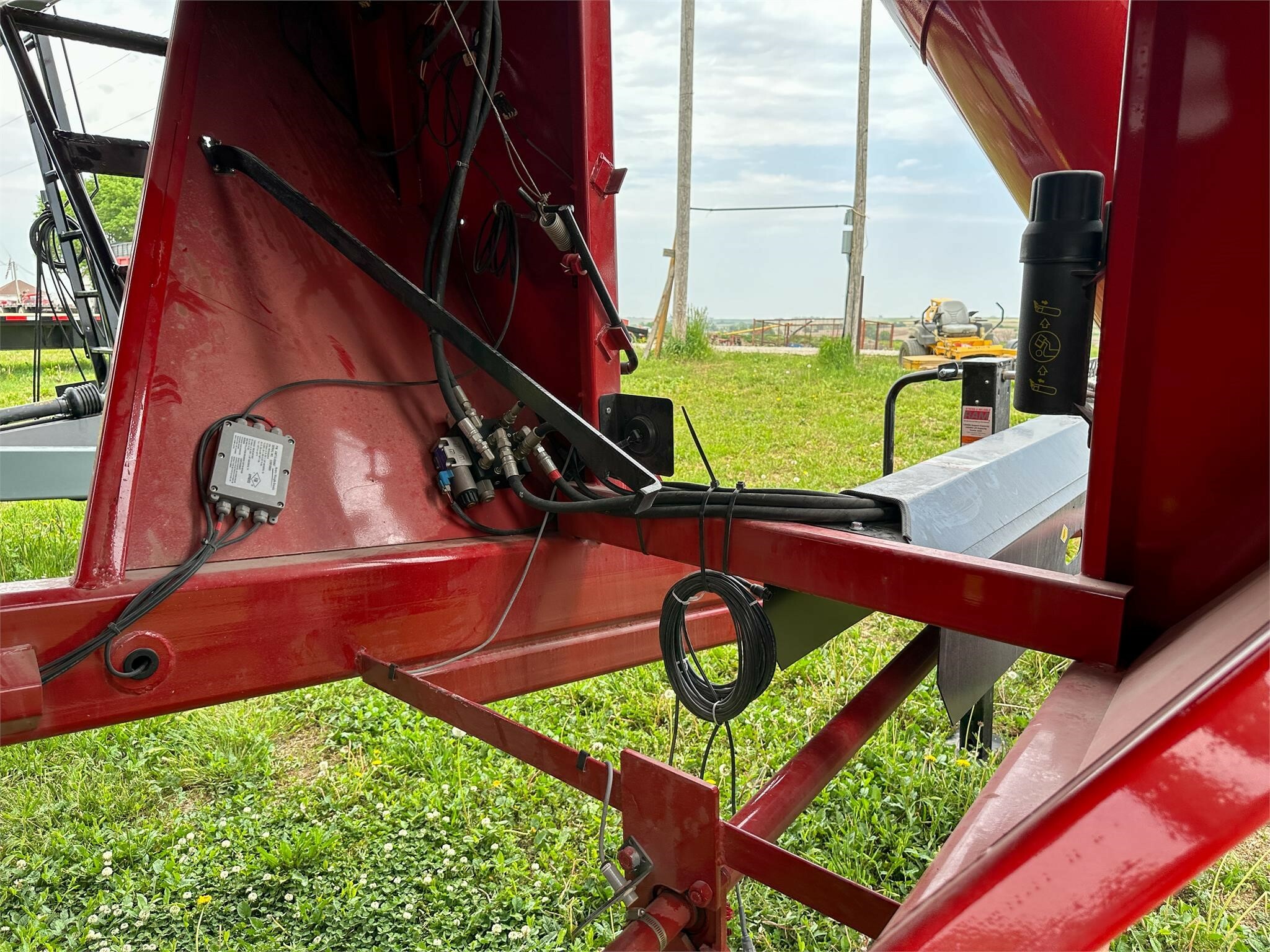 2026 J&M 1522-20T Grain Cart
