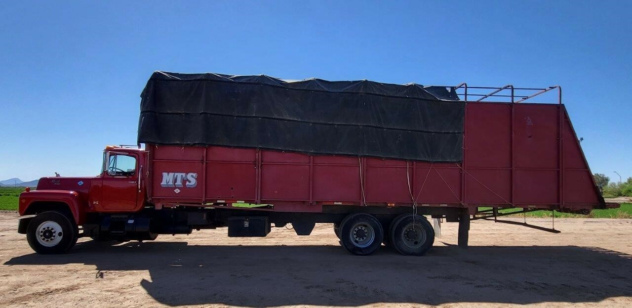 1989 Mack RD690S Semi Trucks/Trailer