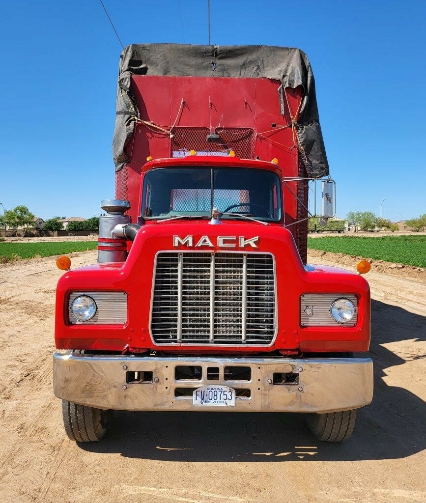 1989 Mack RD690S Semi Trucks/Trailer