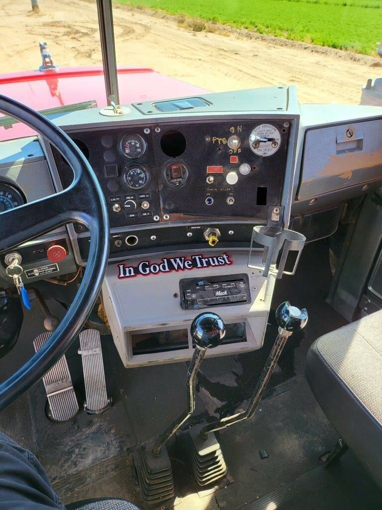 1989 Mack RD690S Semi Trucks/Trailer