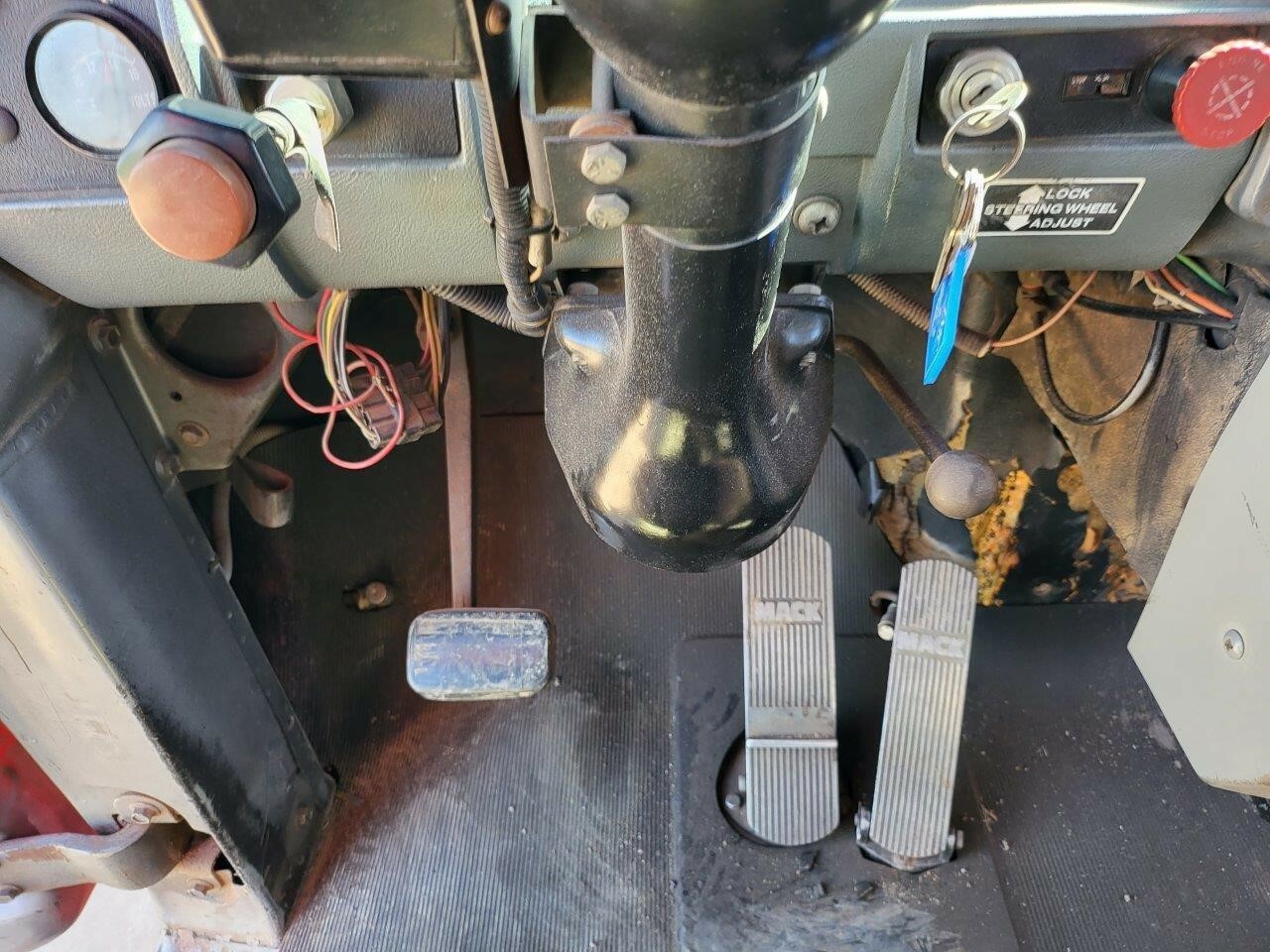 1989 Mack RD690S Semi Trucks/Trailer