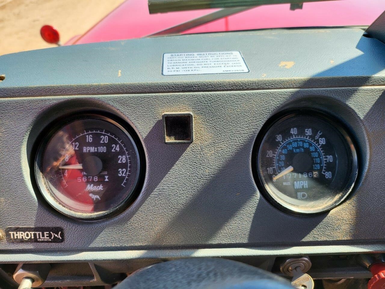 1989 Mack RD690S Semi Trucks/Trailer