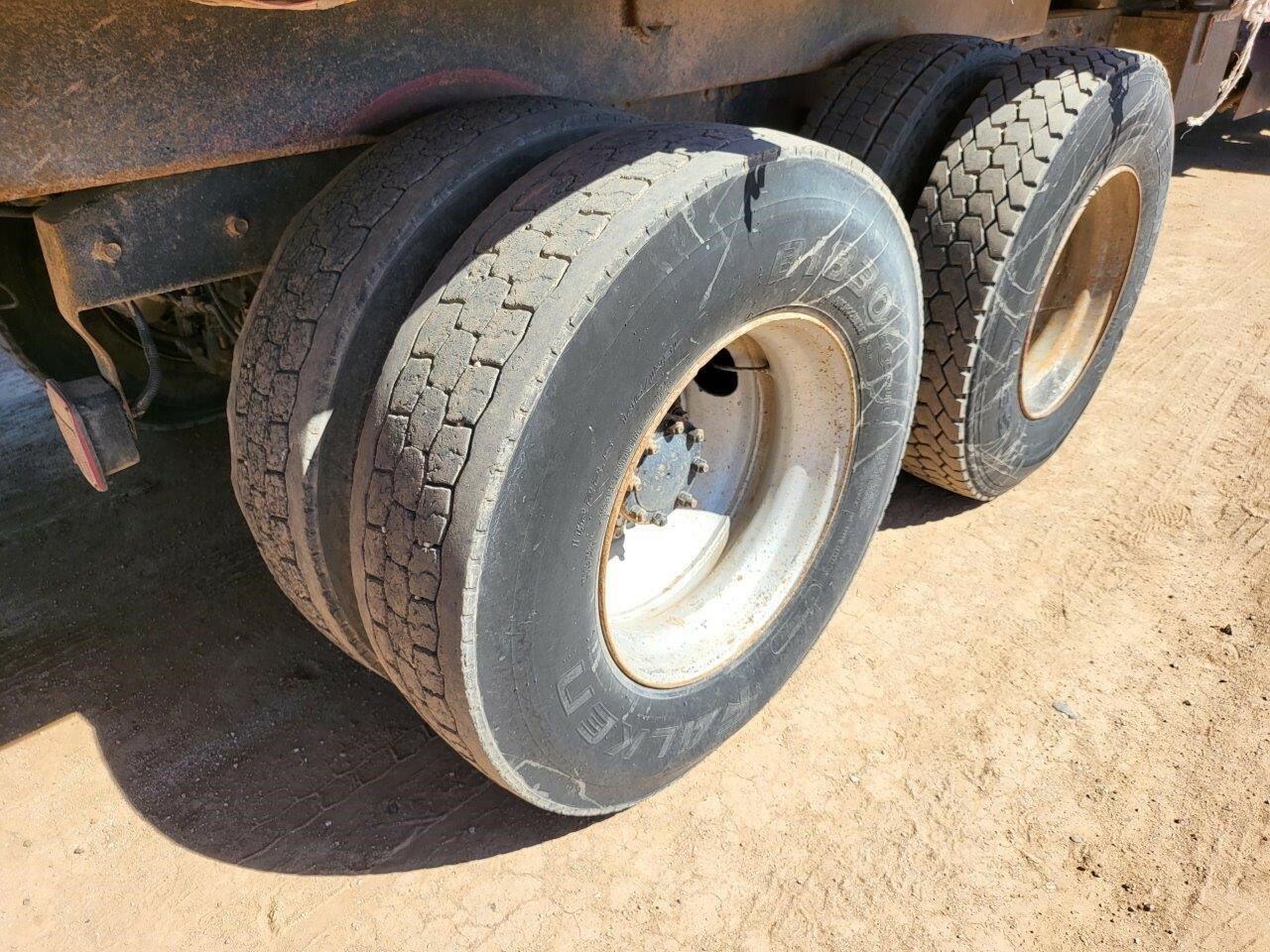 1989 Mack RD690S Semi Trucks/Trailer