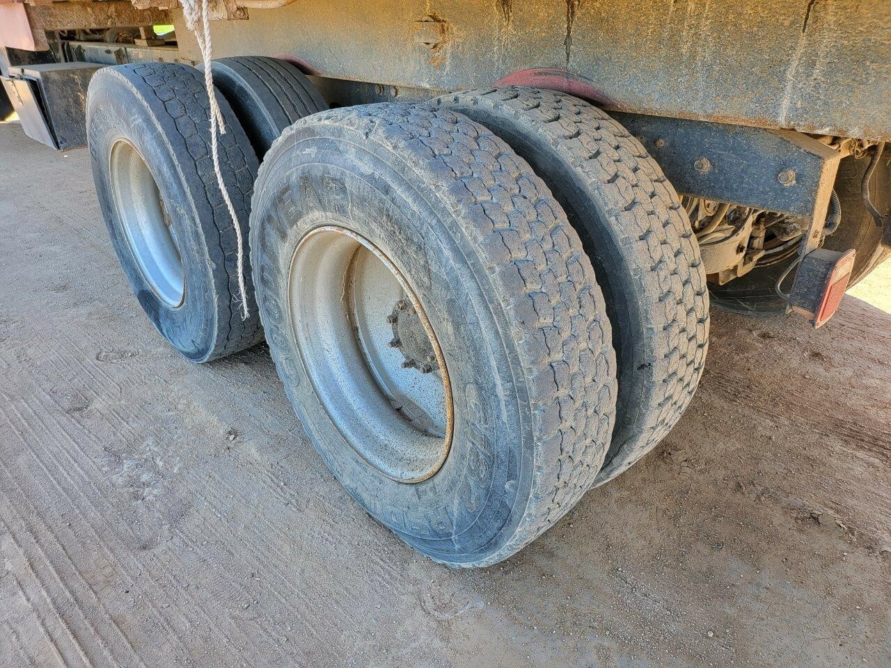 1989 Mack RD690S Semi Trucks/Trailer