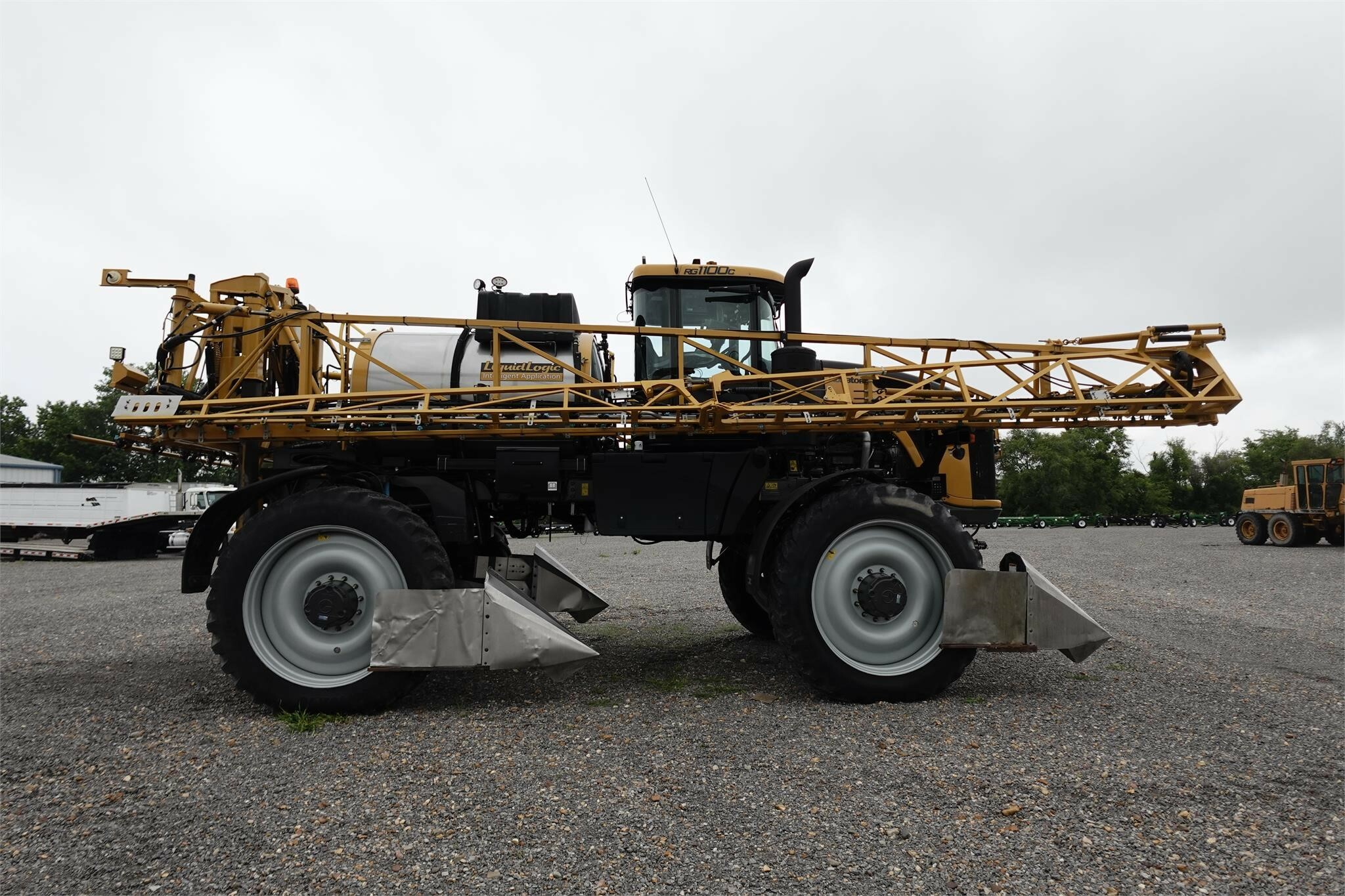 2019 ROGATOR RG1100C Self-Propelled Sprayer