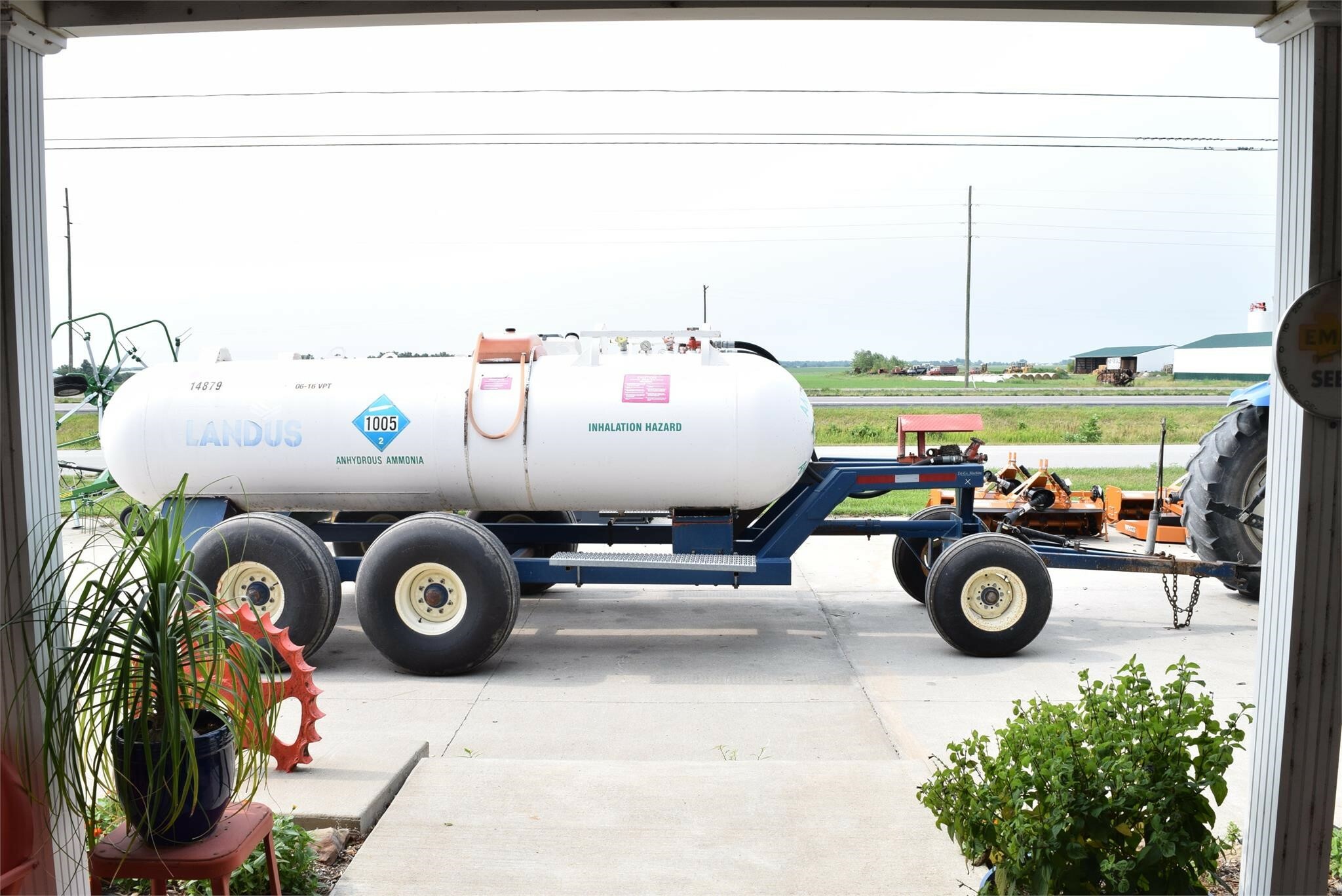  TRINITY INDUSTRIES INC 1000 Pull-Type Fertilizer Spreader