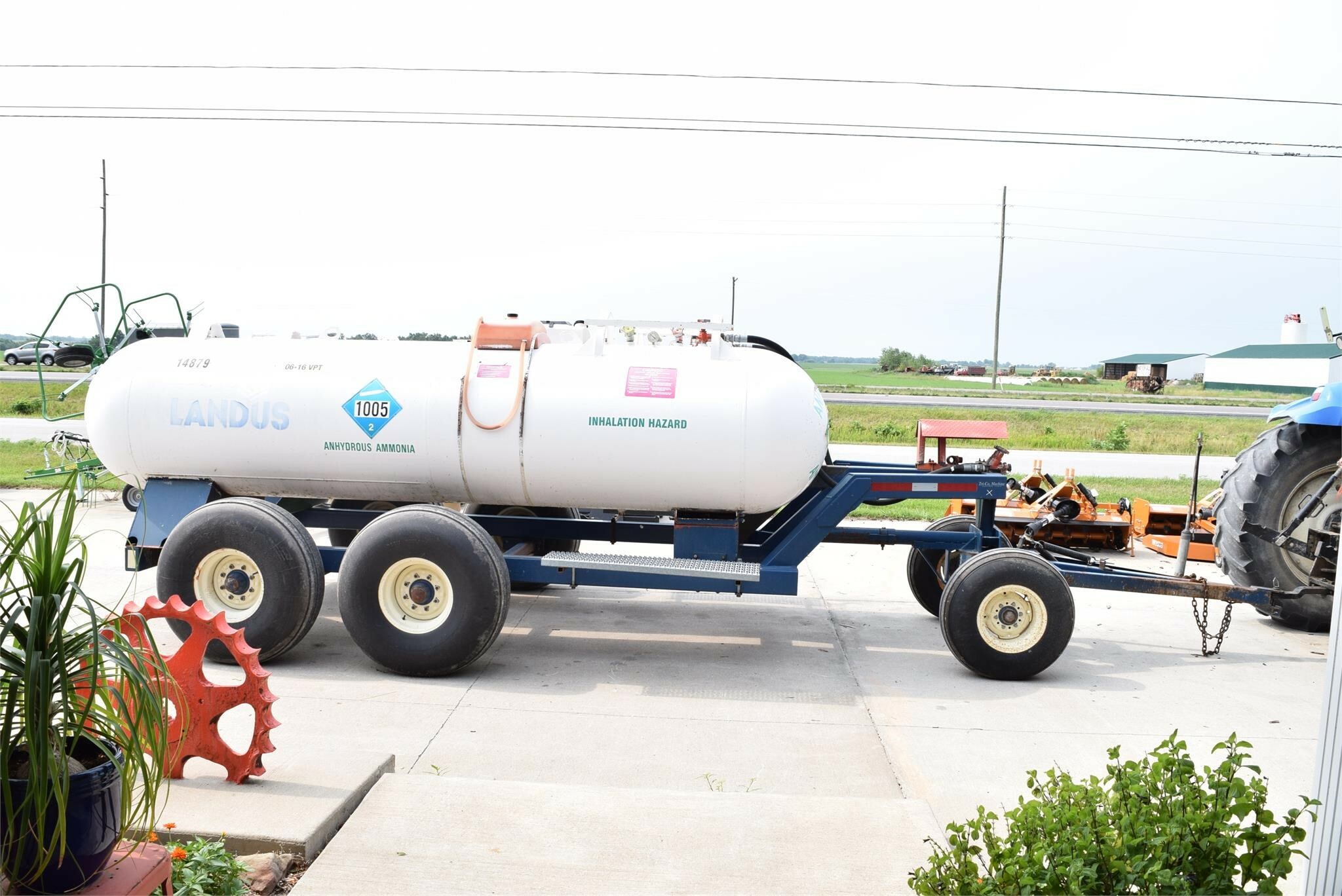  TRINITY INDUSTRIES INC 1000 Pull-Type Fertilizer Spreader