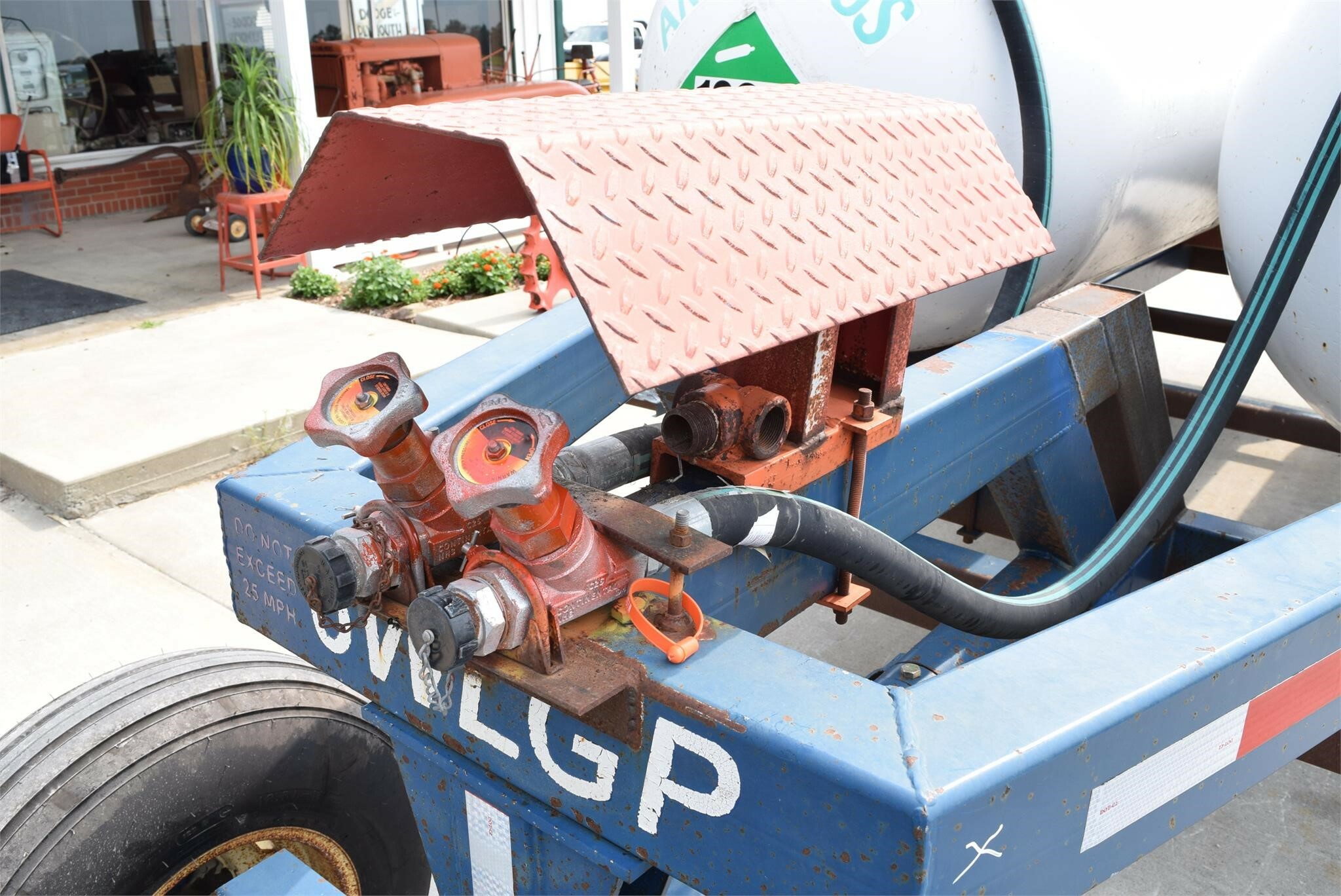  TRINITY INDUSTRIES INC 1000 Pull-Type Fertilizer Spreader