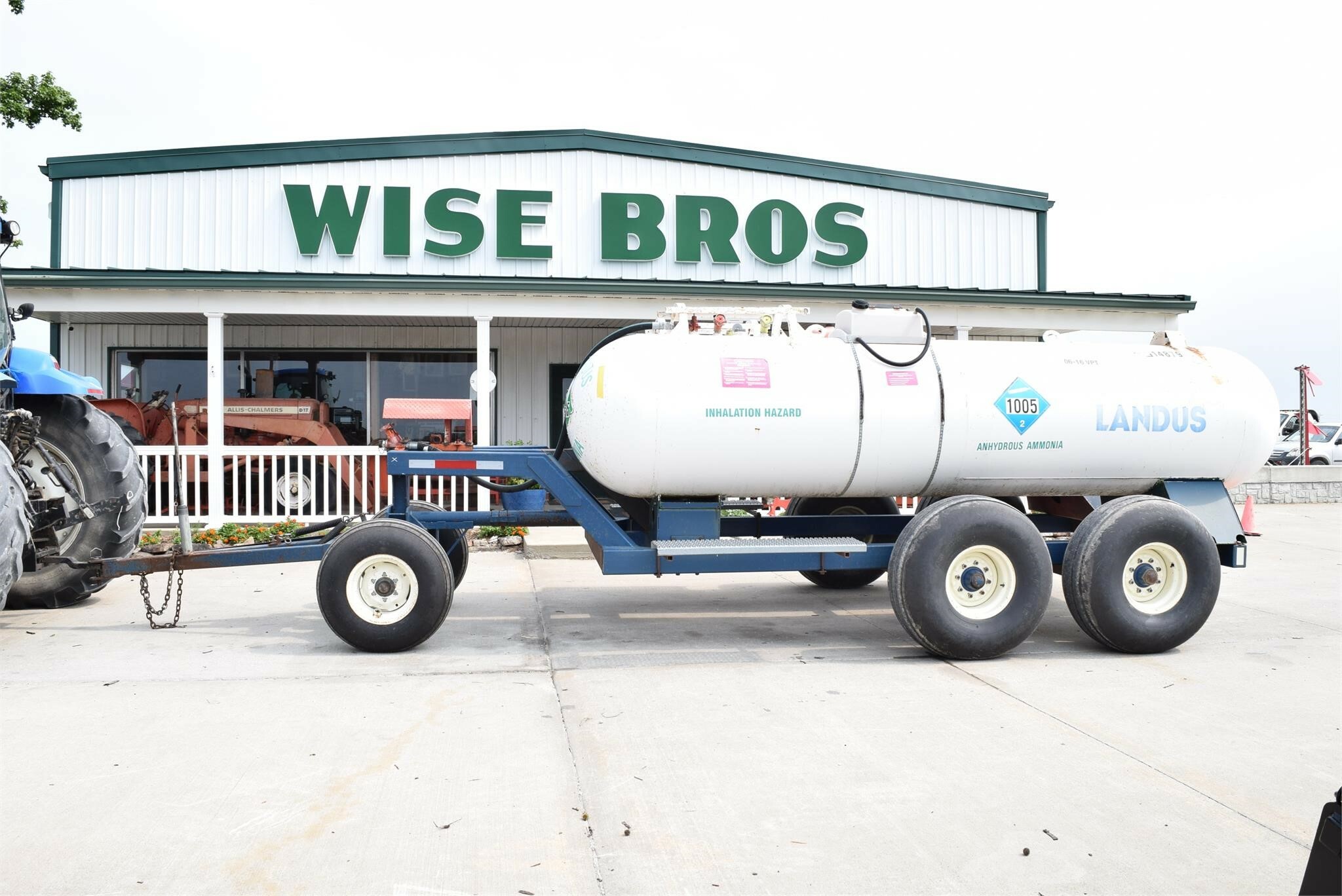  TRINITY INDUSTRIES INC 1000 Pull-Type Fertilizer Spreader