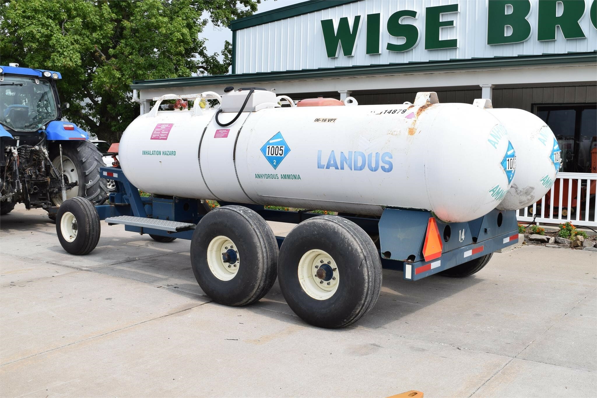  TRINITY INDUSTRIES INC 1000 Pull-Type Fertilizer Spreader