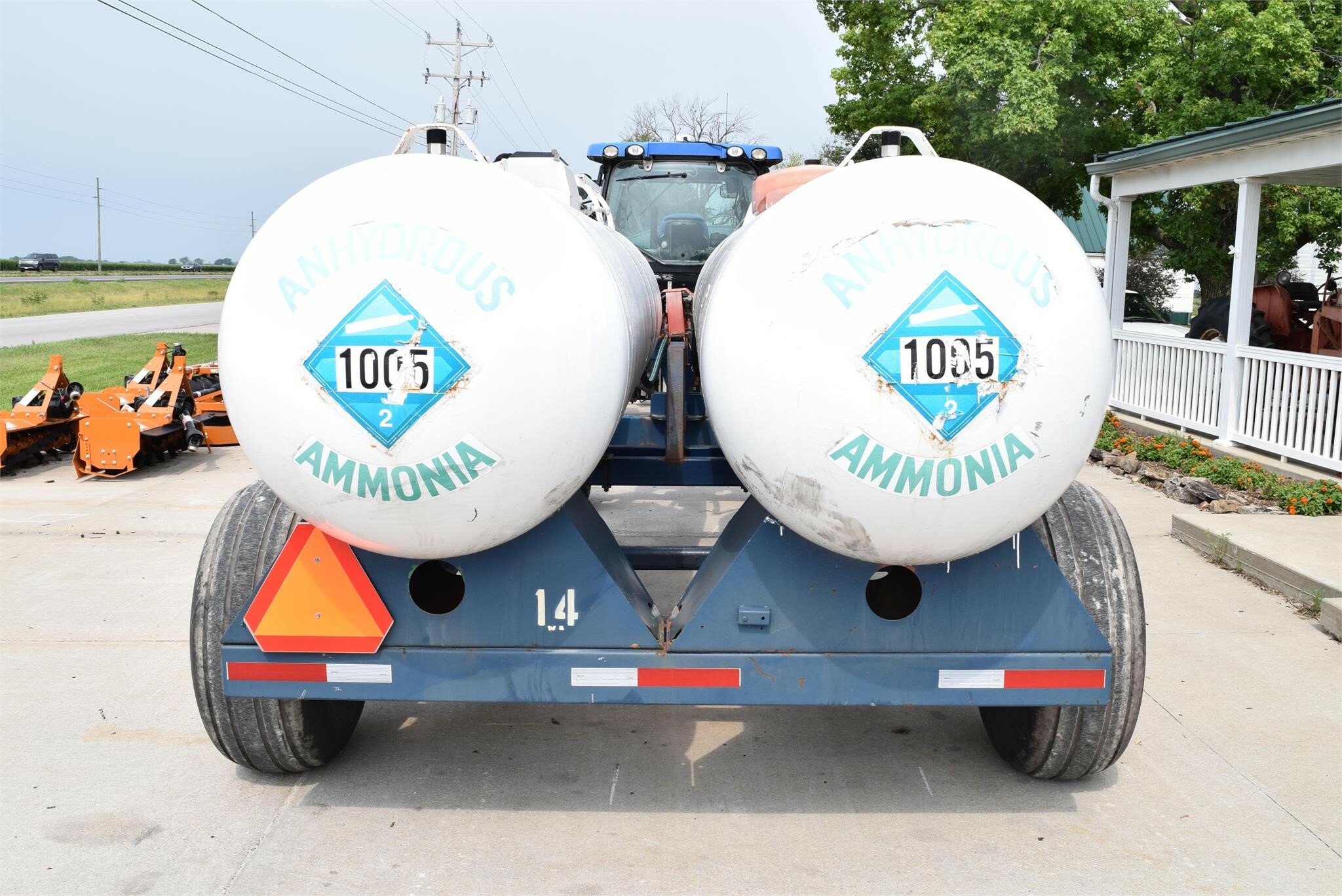  TRINITY INDUSTRIES INC 1000 Pull-Type Fertilizer Spreader