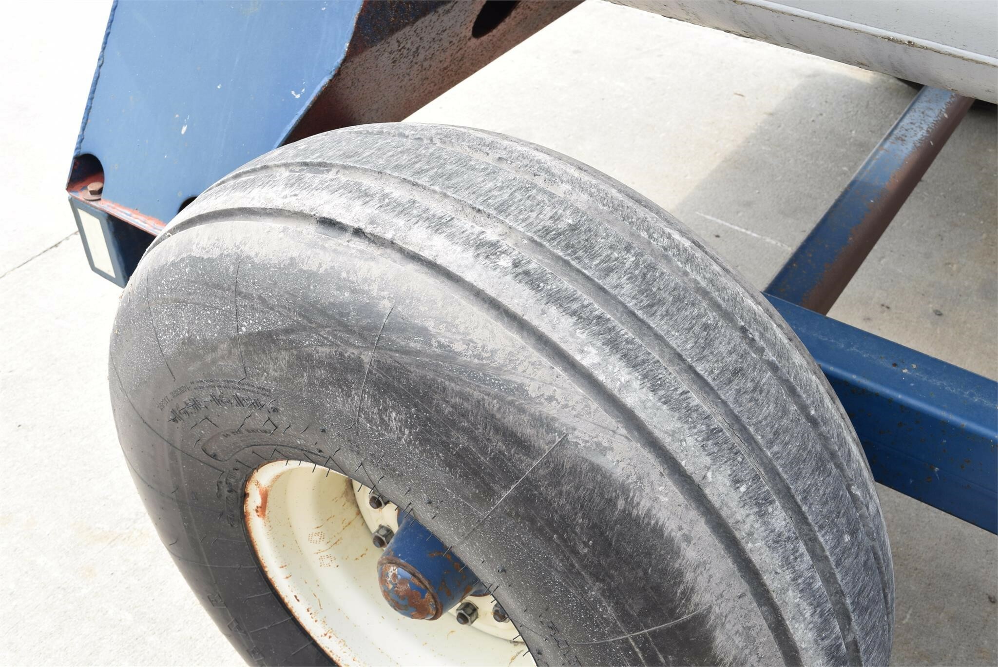  TRINITY INDUSTRIES INC 1000 Pull-Type Fertilizer Spreader