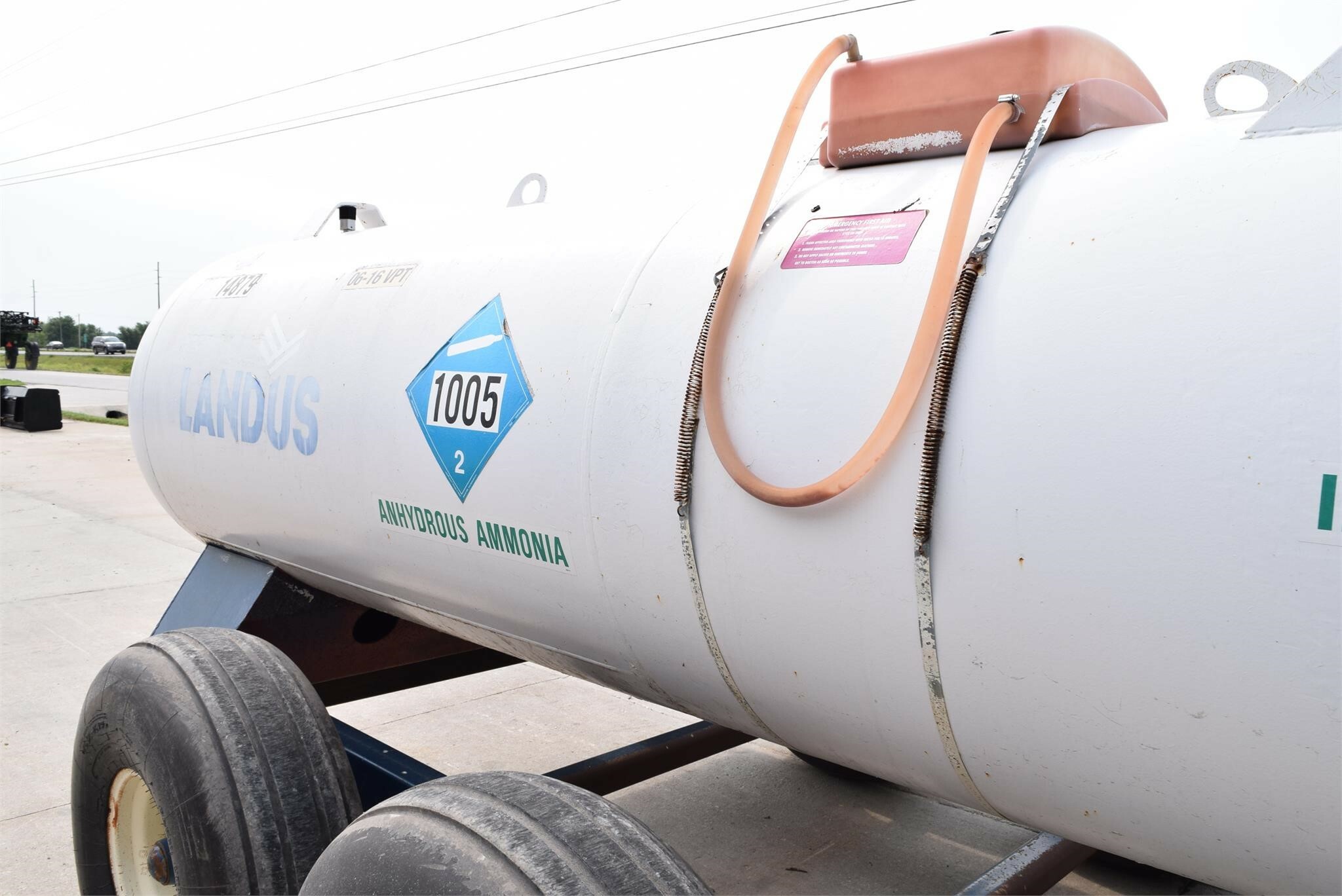  TRINITY INDUSTRIES INC 1000 Pull-Type Fertilizer Spreader