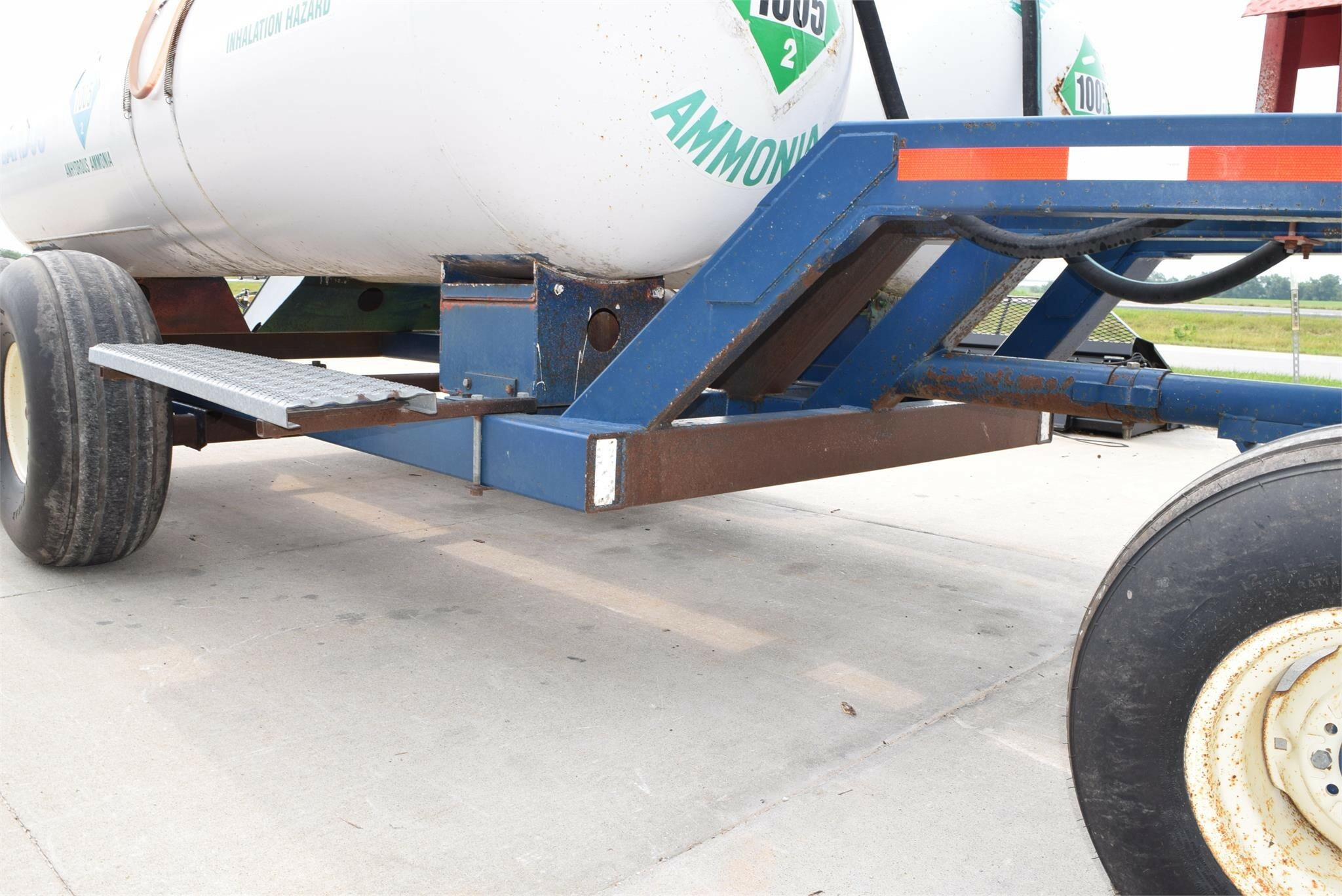  TRINITY INDUSTRIES INC 1000 Pull-Type Fertilizer Spreader