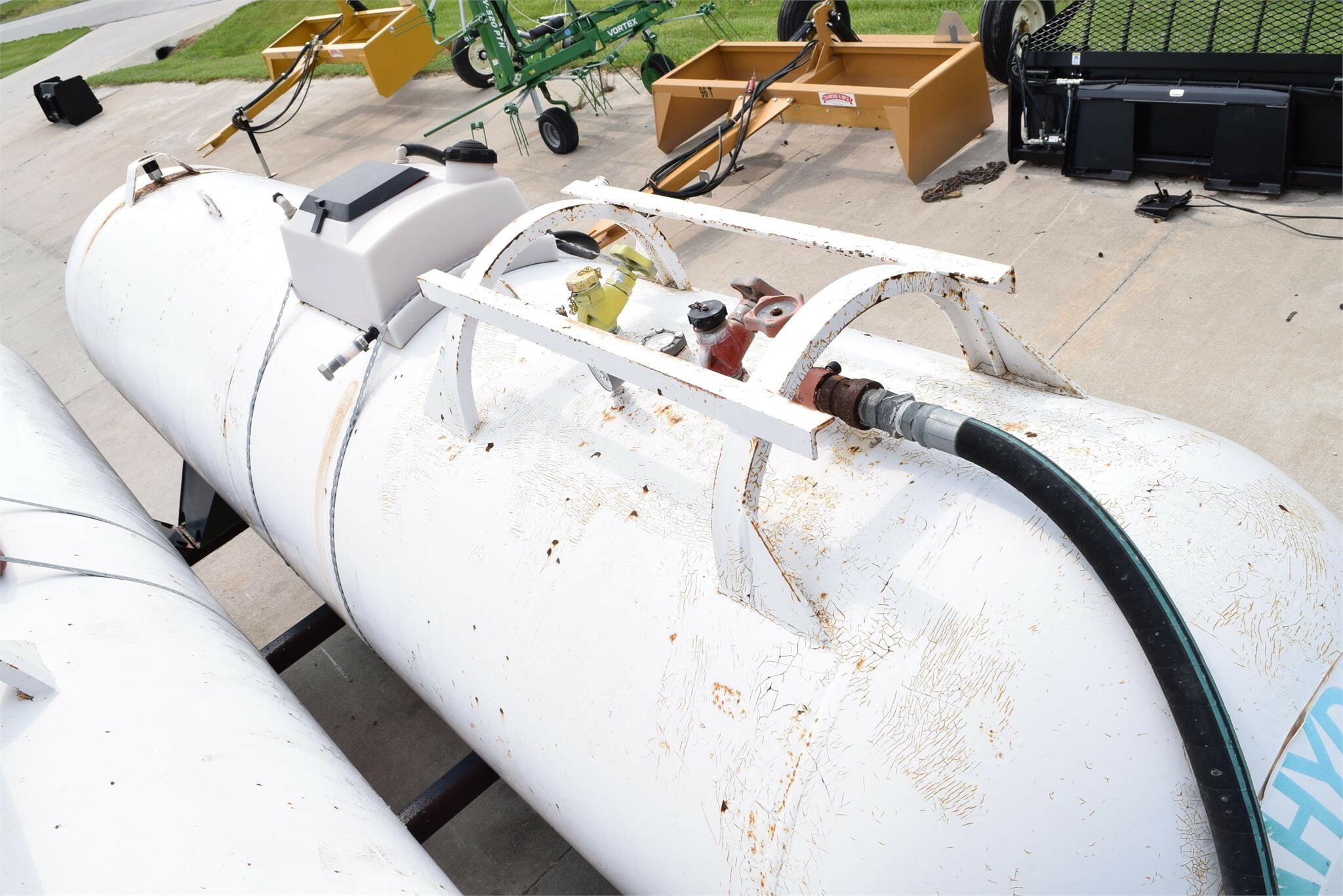  TRINITY INDUSTRIES INC 1000 Pull-Type Fertilizer Spreader