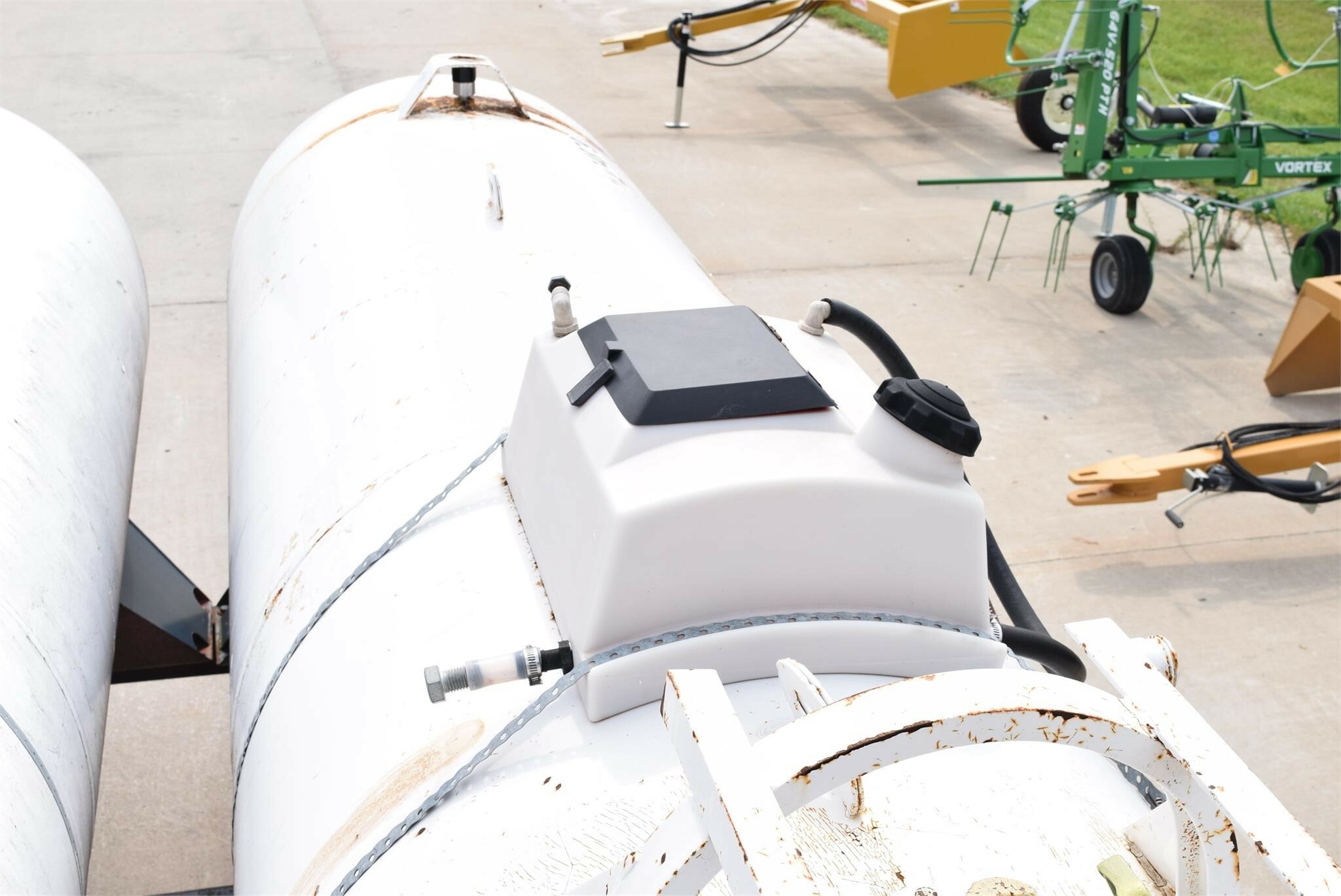  TRINITY INDUSTRIES INC 1000 Pull-Type Fertilizer Spreader