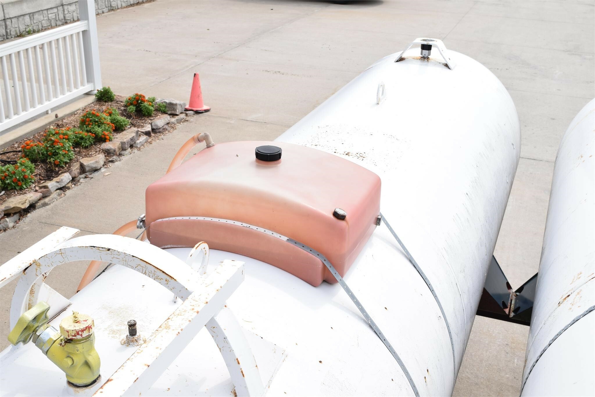  TRINITY INDUSTRIES INC 1000 Pull-Type Fertilizer Spreader