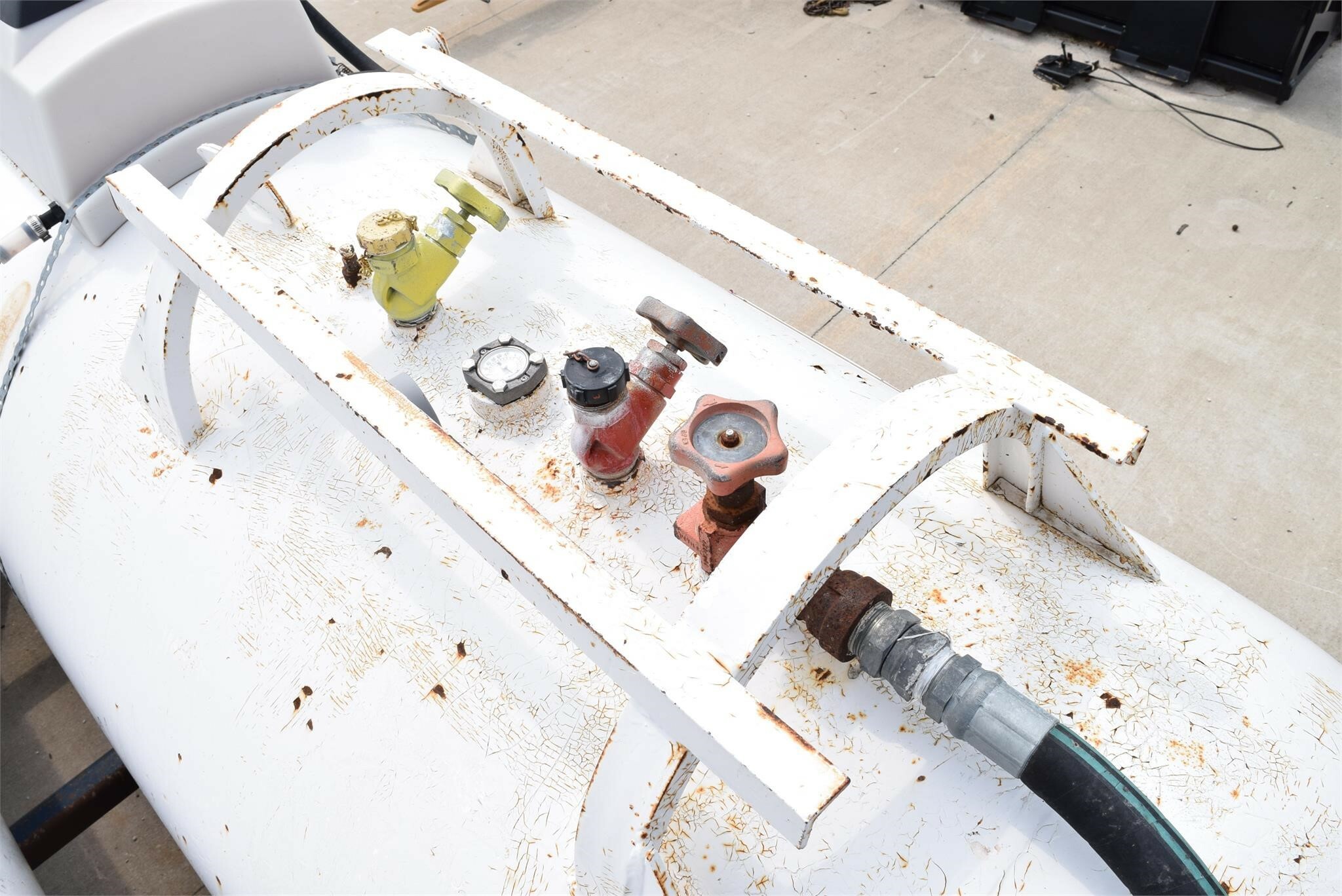  TRINITY INDUSTRIES INC 1000 Pull-Type Fertilizer Spreader