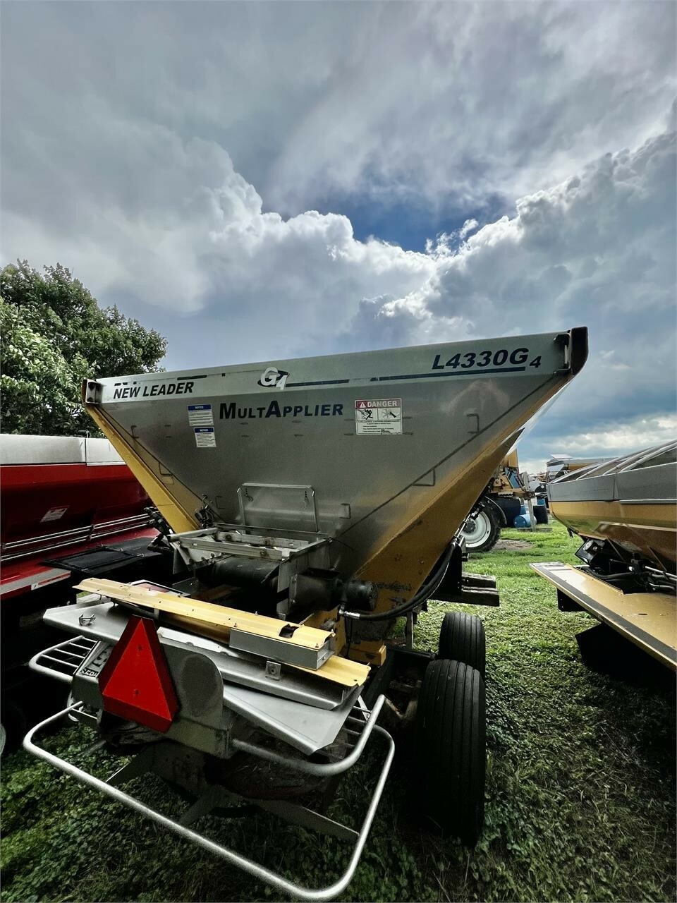 New Leader L4330G4 SelfPropelled Fertilizer Spreader 29,500