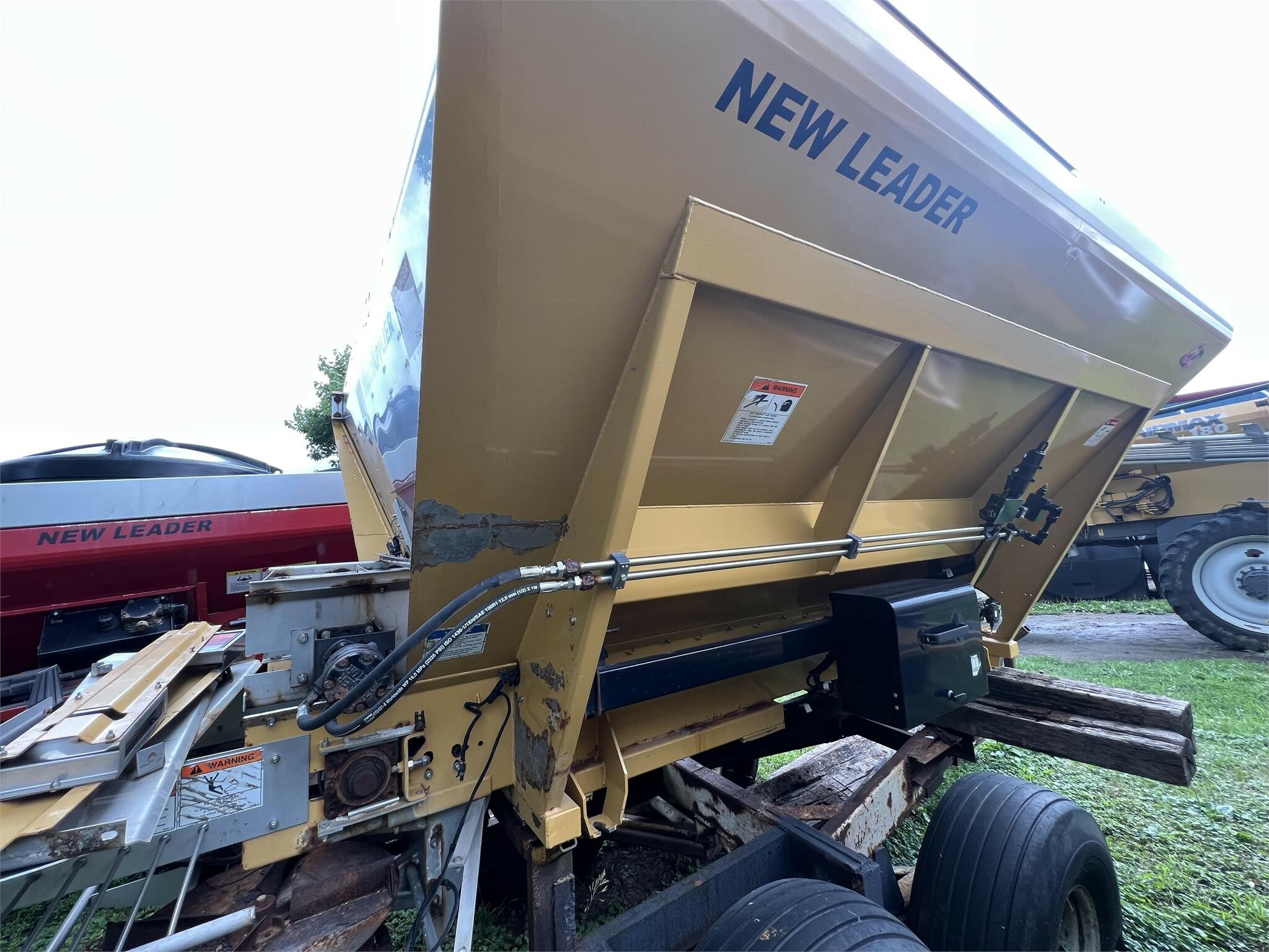 New Leader L4330G4 SelfPropelled Fertilizer Spreader 29,500