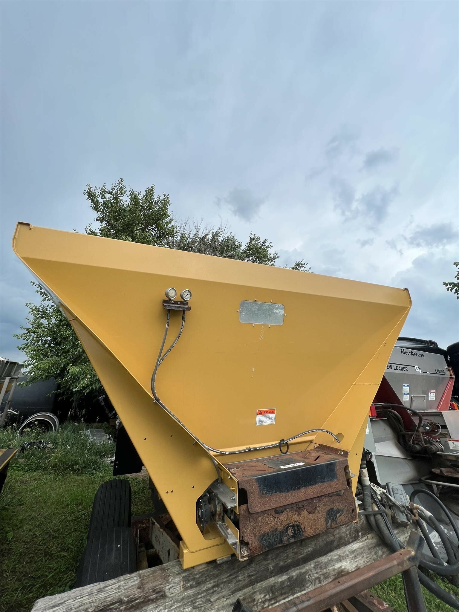 New Leader L4330G4 SelfPropelled Fertilizer Spreader 29,500