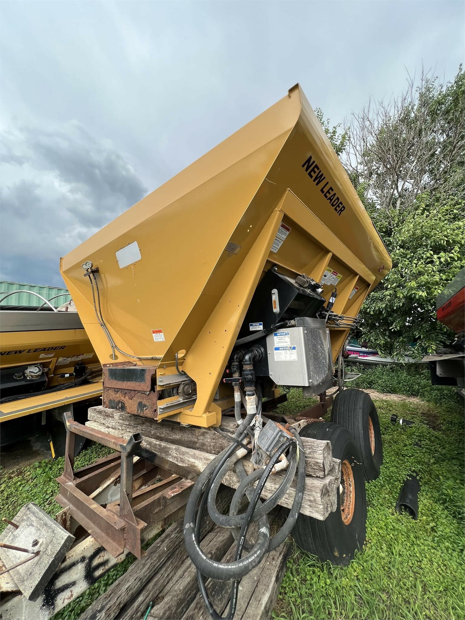 New Leader L4330G4 SelfPropelled Fertilizer Spreader 29,500 Machinery Pete