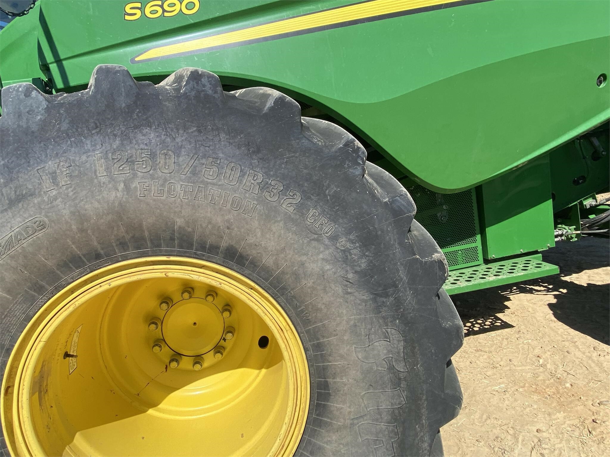 2014 John Deere S690 Combine