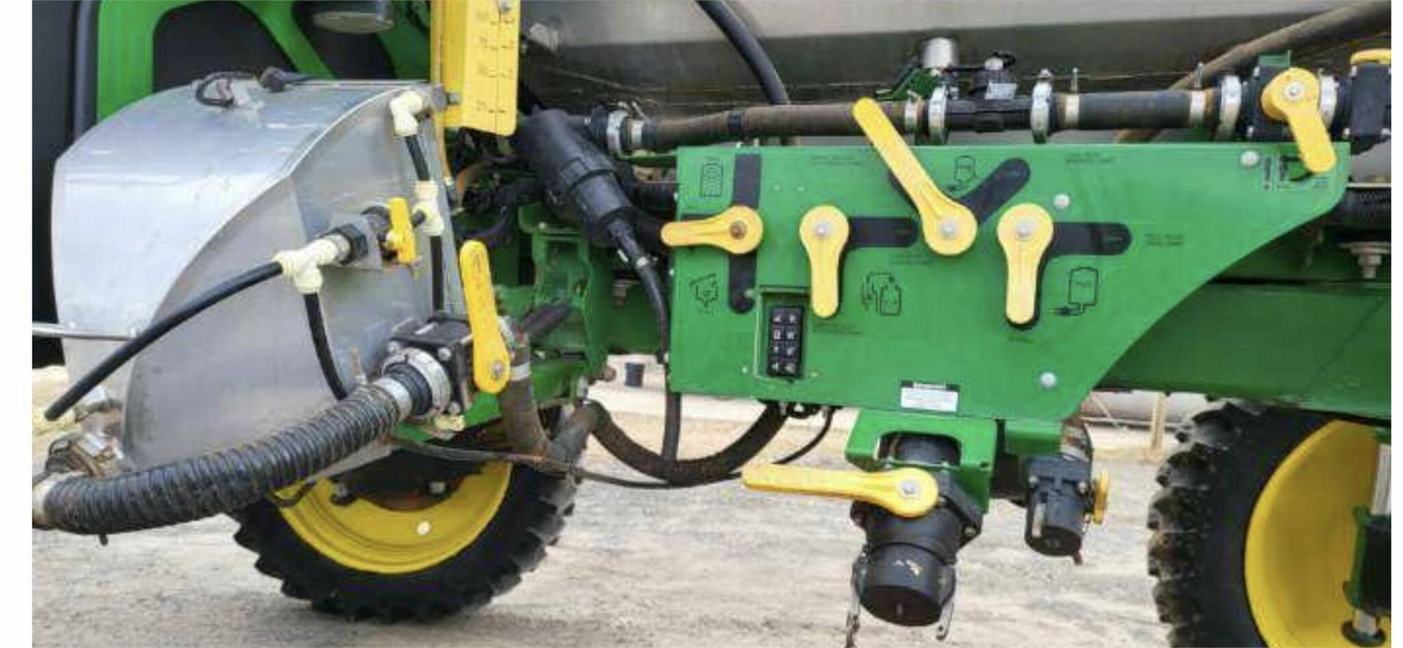 2019 John Deere R4030 Self-Propelled Sprayer